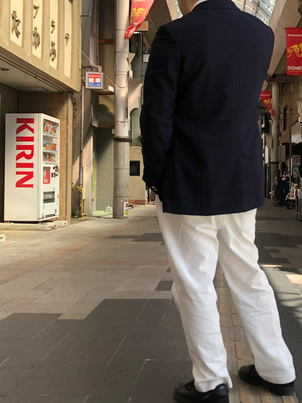 「春コーデ、キレイめコーデ、オトナカジュアル、テーラードジャケット、オールホワイト、チノパン」｜「RAF SIMONSの＜RAF SIMONS（ラフ シモンズ）＞ ORION（スニーカー、ブラック系）」を使った、Yuuki Mizさん（メンズ・165cm）の春コーディネートの2枚目の写真