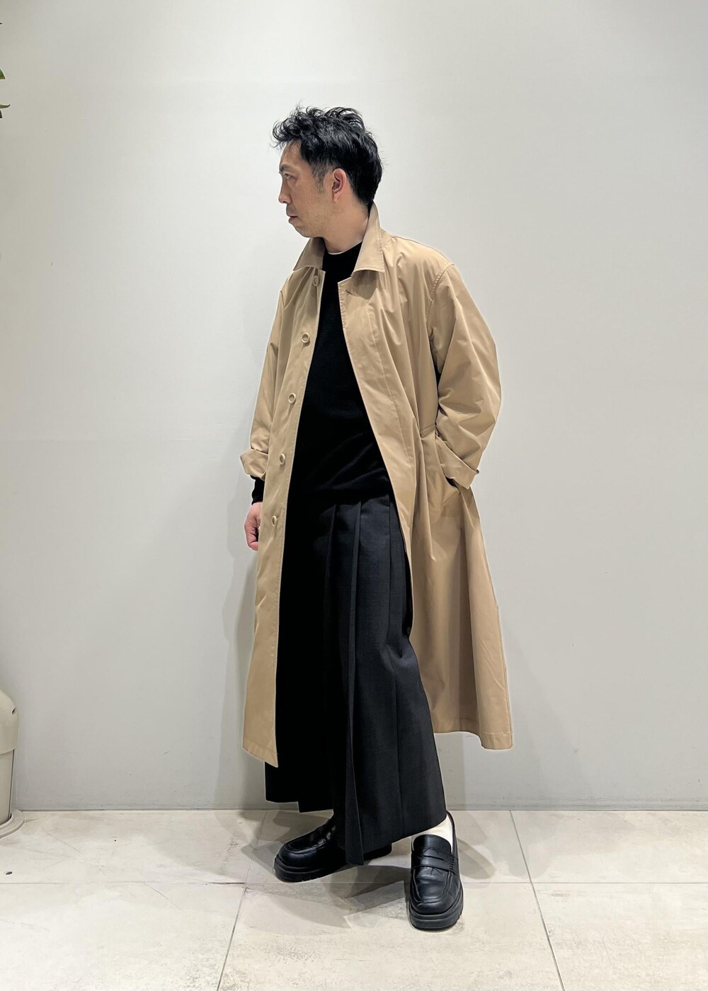 「24SS春の新作、ADAM ET ROPÉ、HOMME、UNISEX、骨格ストレート、イエベ、きれいめ、きれいめカジュアル、大人カジュアル、春、秋、冬、春コーデ、秋コーデ、冬コーデ」｜「ADAM ET ROPE'の撥水 高密度ウェザー ステンカラー オーバー コート / ロングシーズン着用可能 / ユニセックス（ステンカラーコート、イエロー系）」を使った、Yuuki Mizさん（メンズ・165cm）の春コーディネートの8枚目の写真