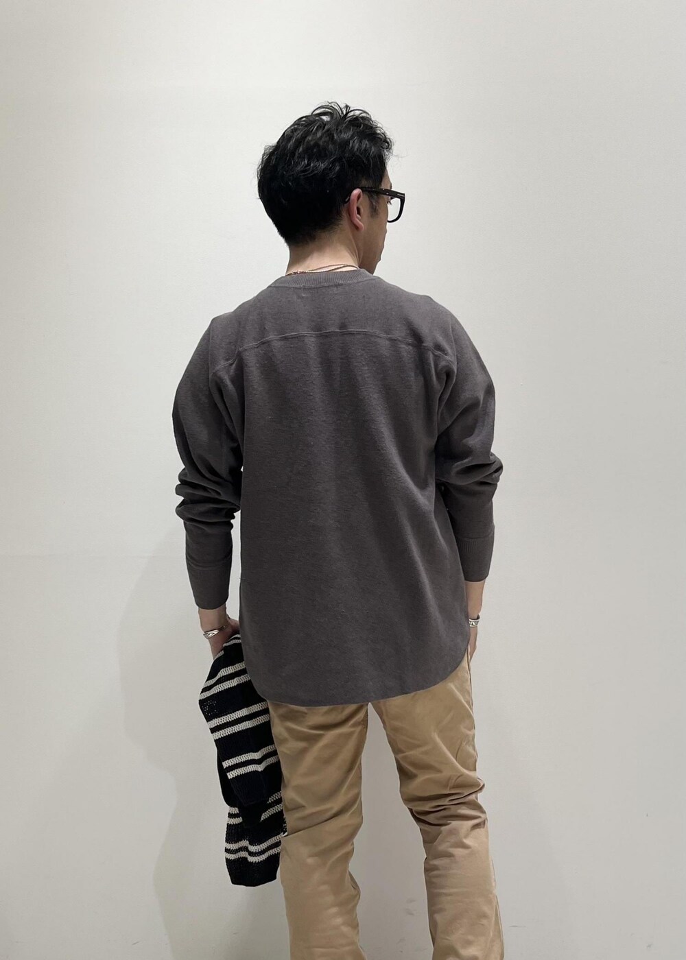 「ADAM ET ROPÉ、HOMME、骨格ストレート、イエベ、カジュアル、大人カジュアル、春コーデ、夏コーデ、春ファッション、夏ファッション、ニット」｜「GramicciのWEB限定【GRAMICCI】22AW別注 NN PANTS/GARMENT DYE TIGHT FIT（その他パンツ、ベージュ系）」を使った、Yuuki Mizさん（メンズ・165cm）の春コーディネートの6枚目の写真