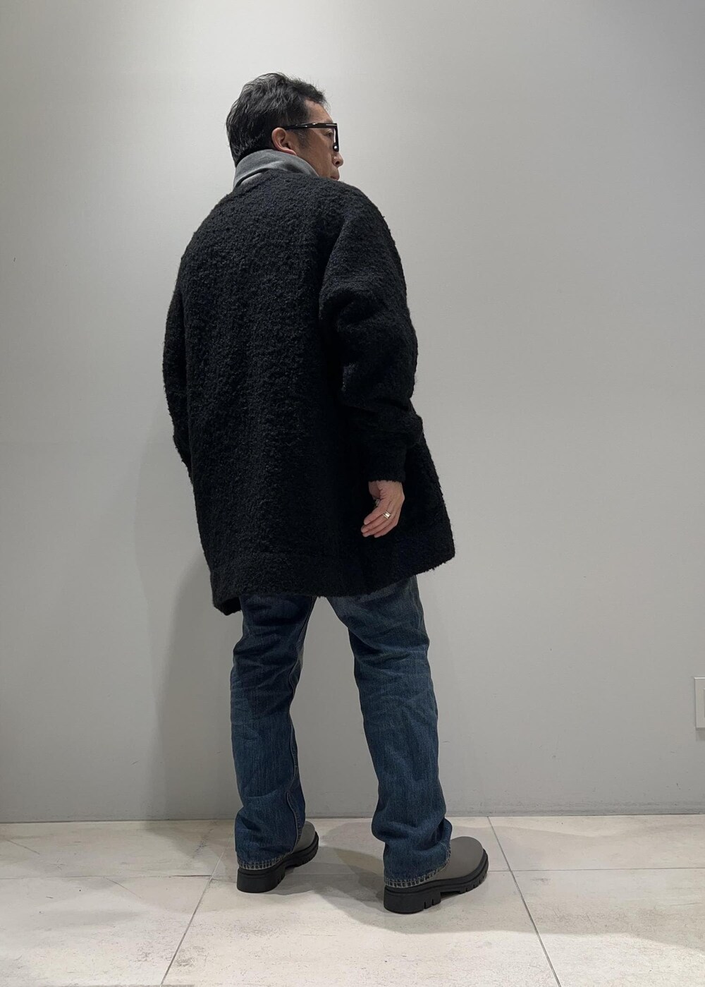 「ADAM ET ROPÉ、HOMME、UNISEX、骨格ストレート、イエベ、ミリタリー、秋コーデ、冬コーデ、秋ファッション、冬ファッション、23AW秋の新作、23AW冬の新作、オーバーサイズ、ビッグシルエット、ニット」｜「ADAM ET ROPE'の【cesse】スクラップレザー ボリュームソール サイドゴア ブーツ/サスティナブル/ユニセックス（ブーツ、グレー系）」を使った、Yuuki Mizさん（メンズ・165cm）の秋コーディネートの7枚目の写真