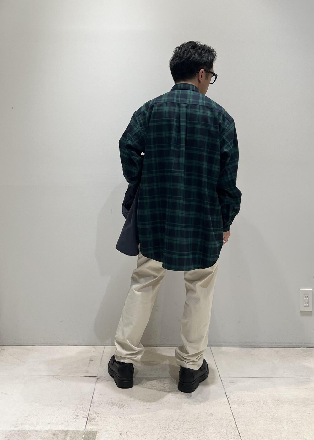 「ADAM ET ROPÉ、HOMME、UNISEX、骨格ストレート、イエベ、春コーデ、春ファッション、シャツ、アウター、コート」｜「Gramicciの【別注】《WEB限定 GRAMICCI / グラミチ》NN PANTS / GARMENT DYE TIGHT FIT（その他パンツ、ホワイト系）」を使った、Yuuki Mizさん（メンズ・165cm）の春コーディネートの10枚目の写真