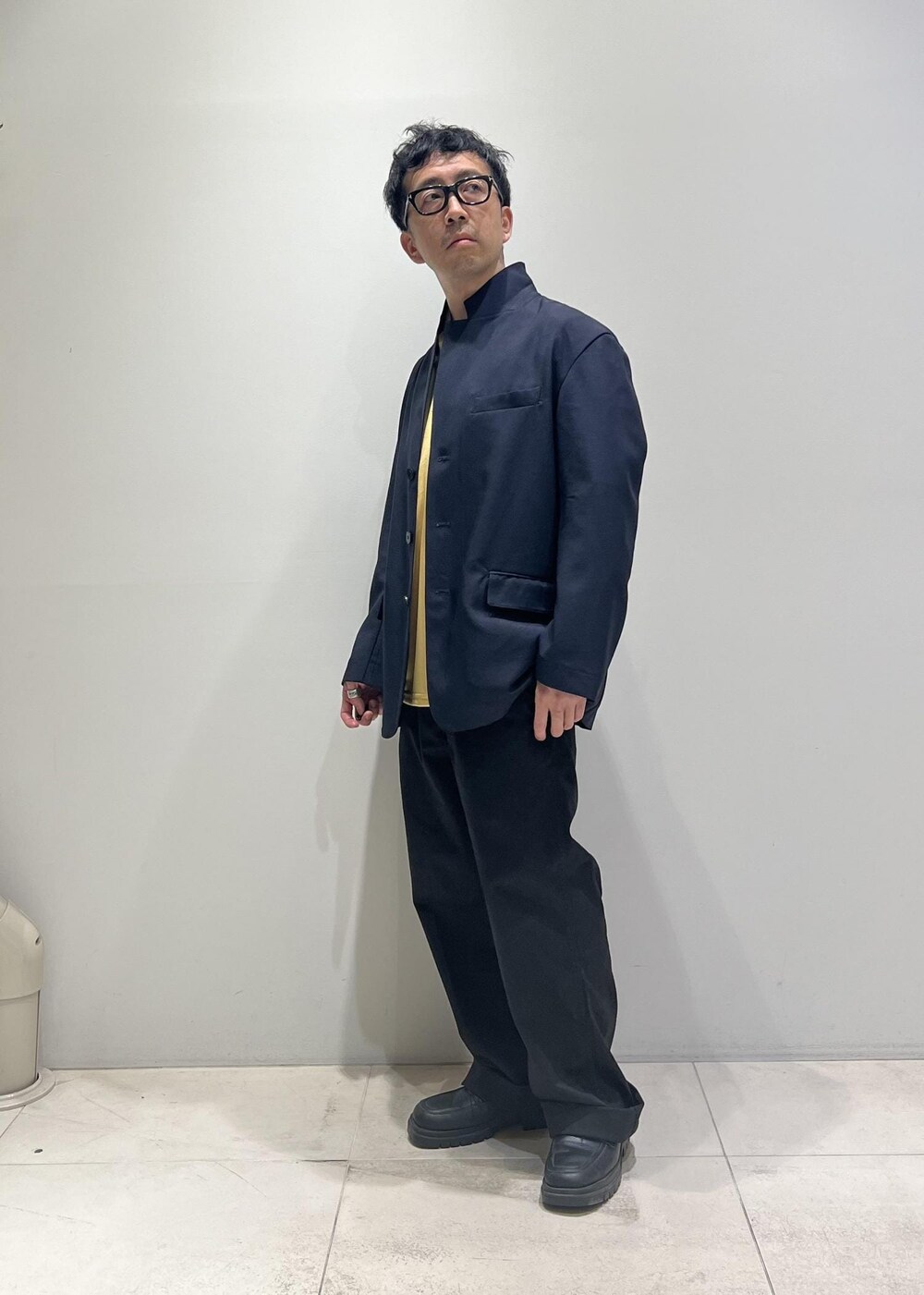 「ADAM ET ROPÉ、HOMME、UNISEX、骨格ストレート、イエベ、きれいめカジュアル、カジュアル、スポーティー、春コーデ、夏コーデ、春ファッション、夏ファッション、接触冷感、吸水速乾、機能素材」｜「ADAM ET ROPE'の【UNIFORM/ユニフォーム】 POLO ロングスリーブ ゲームシャツ / 吸水速乾 / 透湿性 / 通気性 / ユニセックス（Tシャツ/カットソー、ゴールド系）」を使った、Yuuki Mizさん（メンズ・165cm）の春コーディネートの3枚目の写真