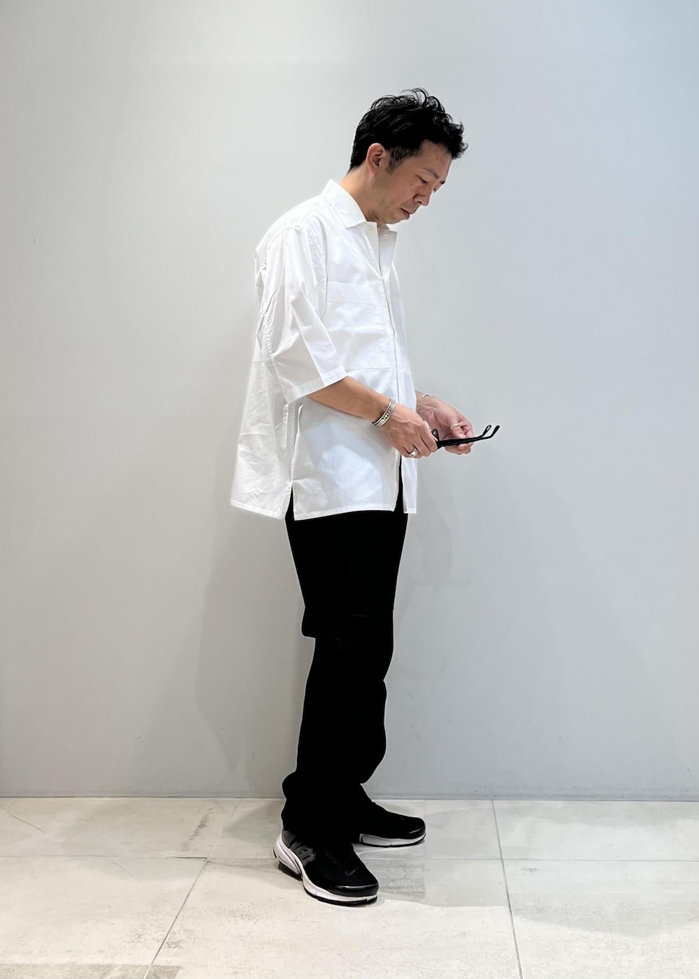「ADAM ET ROPÉ、HOMME、UNISEX、骨格ストレート、イエベ、春、夏、春コーデ、夏コーデ、春ファッション、夏ファッション、23SS夏の新作、体型カバー、機能素材、シャツ」｜「ADAM ET ROPE'の【コットンUSA】デニム センタークリース スラックス / サステナブル / セットアップ対応（デニムパンツ、ブラック系）」を使った、Yuuki Mizさん（メンズ・165cm）の夏コーディネートの6枚目の写真