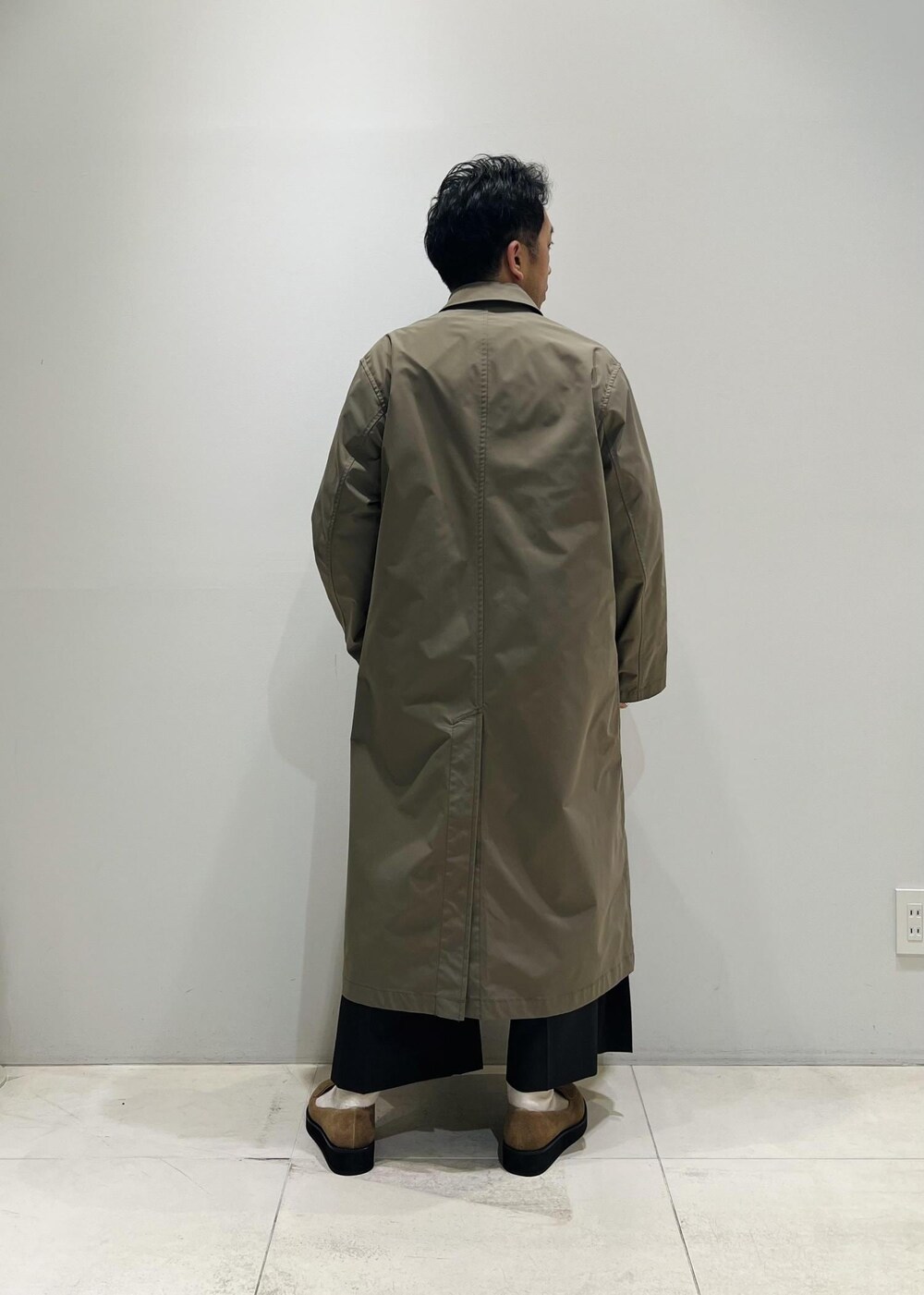 「コート、ADAM ET ROPÉ、HOMME、UNISEX、骨格ストレート、イエベ、きれいめ、きれいめカジュアル、春コーデ、秋コーデ、春ファッション、秋ファッション、アウター」｜「ADAM ET ROPE'の撥水 高密度ウェザー ステンカラー オーバー コート / ロングシーズン着用可能 / ユニセックス（ステンカラーコート、グリーン系）」を使った、Yuuki Mizさん（メンズ・165cm）の春コーディネートの10枚目の写真