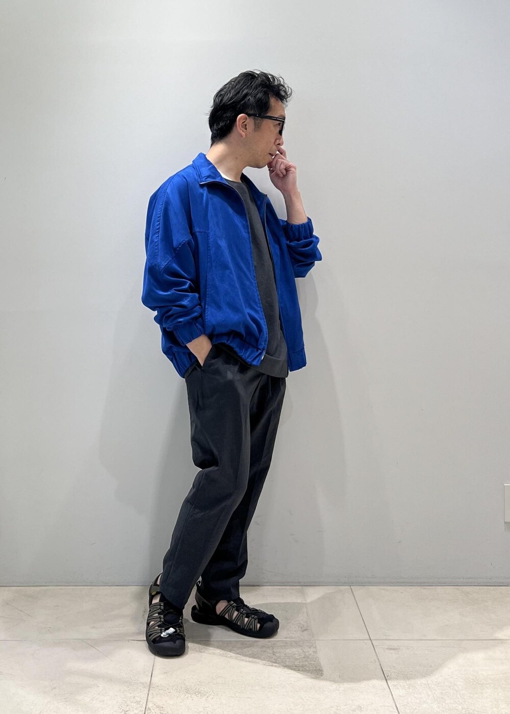 「ADAM ET ROPÉ、HOMME、UNISEX、サステナブル、骨格ストレート、イエベ、きれいめカジュアル、大人カジュアル、セットアップ、セットアイテム、春コーデ、夏コーデ、春ファッション、夏ファッション、接触冷感」｜「ADAM ET ROPE'の《今だけのSPECIAL PRICE!!》【洗えるセットアップ】RIRANCHA Tシャツ & イージーパンツ /吸水速乾 / 接触冷感 / ユニセックス（セットアップ、グリーン系）」を使った、Yuuki Mizさん（メンズ・165cm）の春コーディネートの8枚目の写真