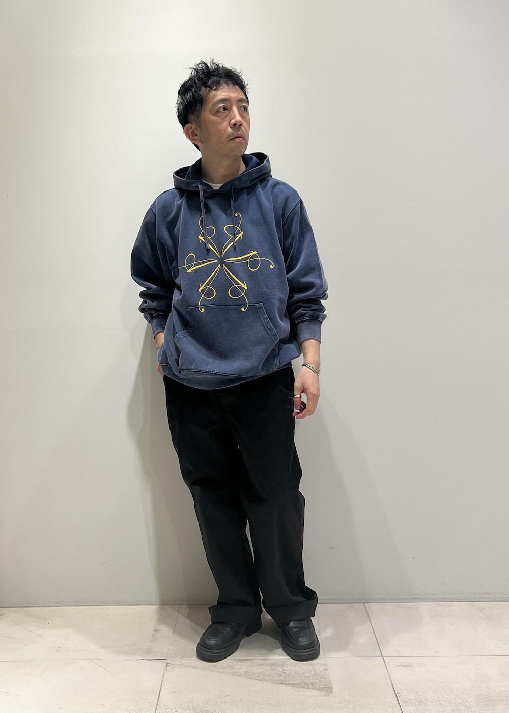 「ADAM ET ROPÉ、HOMME、UNISEX、骨格ストレート、イエベ、カジュアル、大人カジュアル、春、春コーデ、春ファッション、ビッグシルエット、パーカー」｜「ADAM ET ROPE'のオーガニックコットン LOGO スウェット パーカ / UNISEX（パーカー、ブルー系）」を使った、Yuuki Mizさん（メンズ・165cm）の春コーディネートの3枚目の写真
