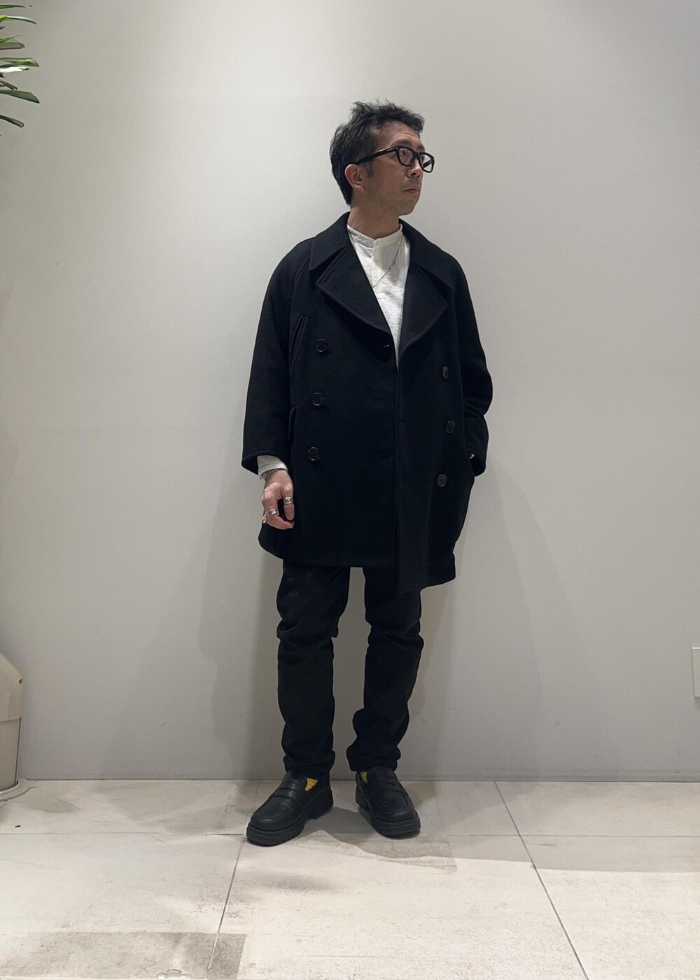 「ADAM ET ROPÉ、HOMME、UNISEX、骨格ストレート、イエベ、冬、冬コーデ、冬ファッション、シャツ、ジャケット、コート、メガネ」｜「ADAM ET ROPE'の【CESSE】スクラップレザーボリュームソールローファー/リサイクルレザー/ユニセックス（ローファー、ブラック系）」を使った、Yuuki Mizさん（メンズ・165cm）の冬コーディネートの5枚目の写真