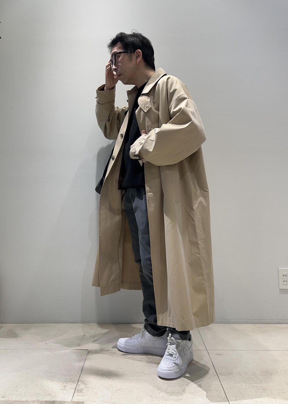 「ADAM ET ROPÉ、HOMME、UNISEX、骨格ストレート、イエベ、きれいめカジュアル、カジュアル、大人カジュアル、春コーデ、春ファッション、オーバーサイズ、ビッグシルエット、ニット、コート」｜「ADAM ET ROPE'の【WEB限定】玉虫色 ボリュームスリーブ バルマカーン ロング ステンカラーコート / ユニセックス（ステンカラーコート、ベージュ系）」を使った、Yuuki Mizさん（メンズ・165cm）の春コーディネートの2枚目の写真