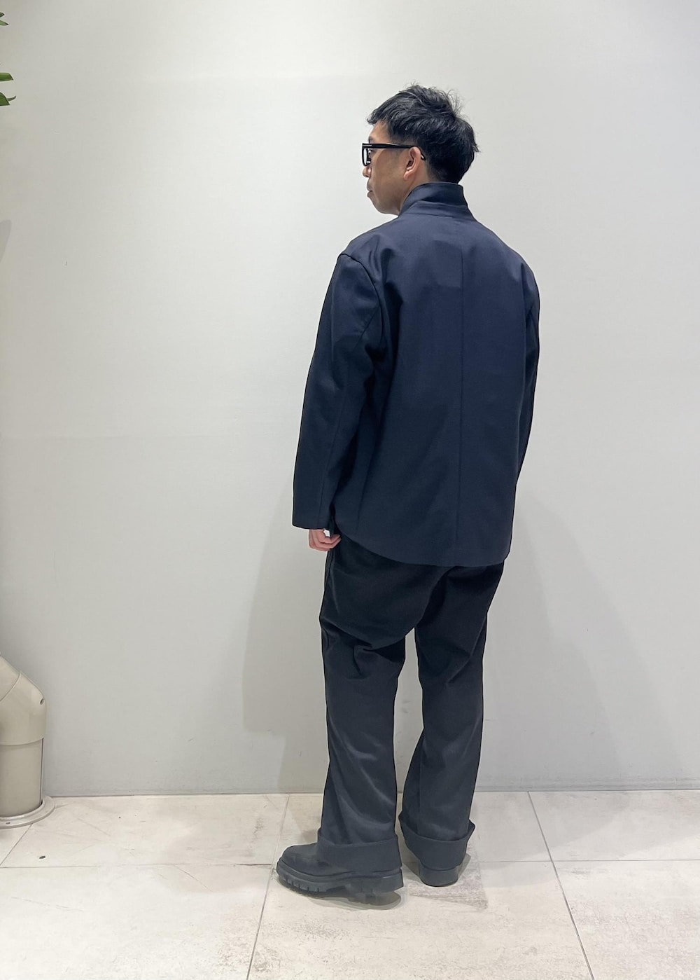 「ADAM ET ROPÉ、HOMME、UNISEX、骨格ストレート、イエベ、きれいめカジュアル、カジュアル、スポーティー、春コーデ、夏コーデ、春ファッション、夏ファッション、接触冷感、吸水速乾、機能素材」｜「ADAM ET ROPE'の【UNIFORM/ユニフォーム】 POLO ロングスリーブ ゲームシャツ / 吸水速乾 / 透湿性 / 通気性 / ユニセックス（Tシャツ/カットソー、ゴールド系）」を使った、Yuuki Mizさん（メンズ・165cm）の春コーディネートの4枚目の写真