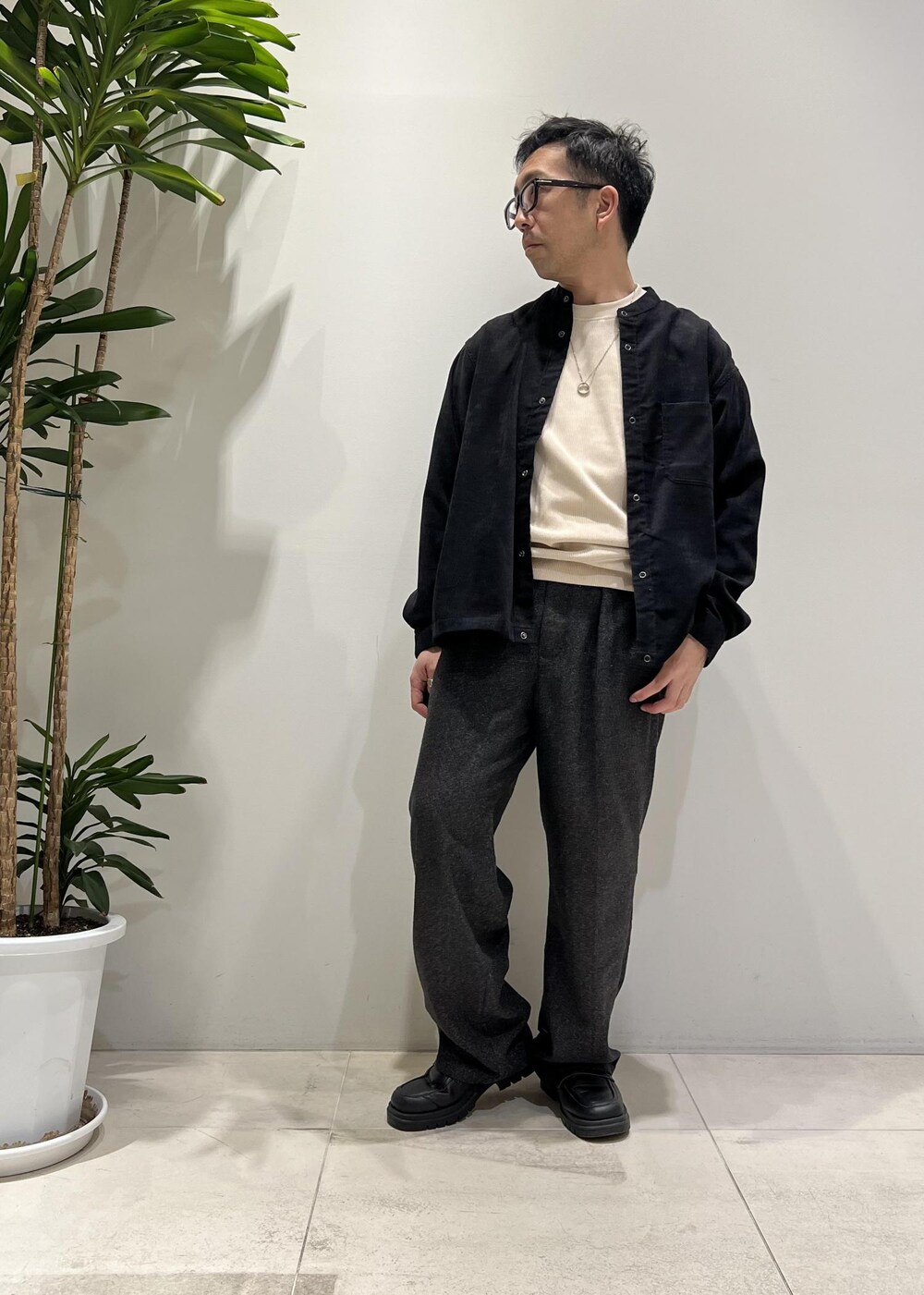 「ADAM ET ROPÉ、HOMME、UNISEX、骨格ストレート、イエベ、カジュアル、大人カジュアル、春コーデ、春ファッション、シャツ、コート、メガネ」｜「ADAM ET ROPE'の【CESSE】スクラップレザーボリュームソールローファー/リサイクルレザー/ユニセックス（ローファー、ブラック系）」を使った、Yuuki Mizさん（メンズ・165cm）の冬コーディネートの7枚目の写真