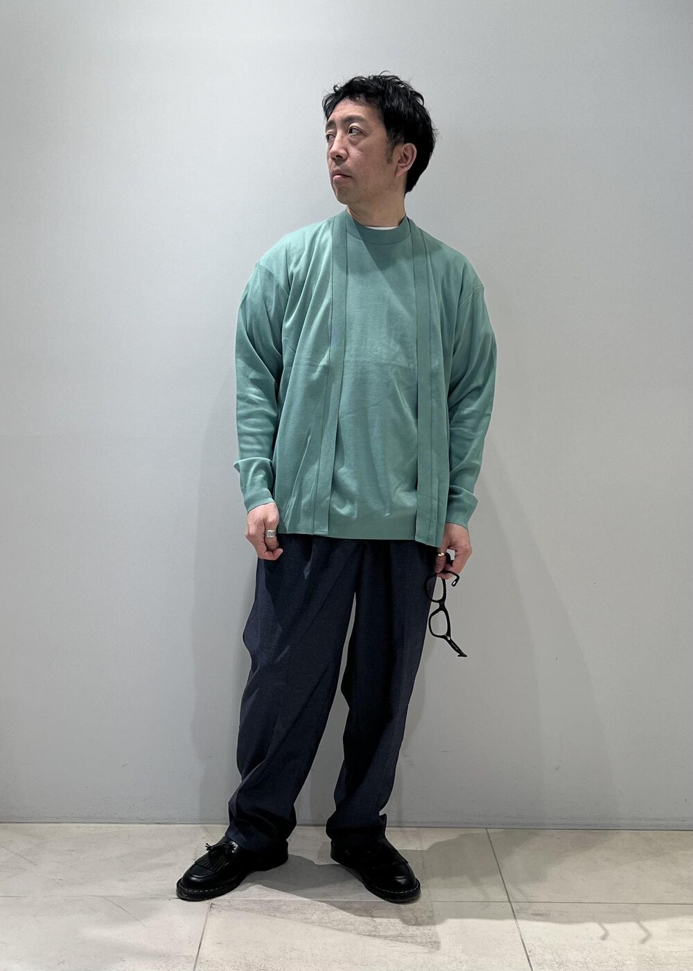 「ADAM ET ROPÉ、HOMME、UNISEX、骨格ストレート、イエベ、きれいめカジュアル、カジュアル、セットアイテム、春コーデ、夏コーデ、春ファッション、夏ファッション、ペールカラー、Tシャツ、ニット」｜「ADAM ET ROPE'の【2点セット】セーターマシーン カーディガン＆半袖T/アンサンブル（Tシャツ/カットソー、グリーン系）」を使った、Yuuki Mizさん（メンズ・165cm）の春コーディネートの3枚目の写真