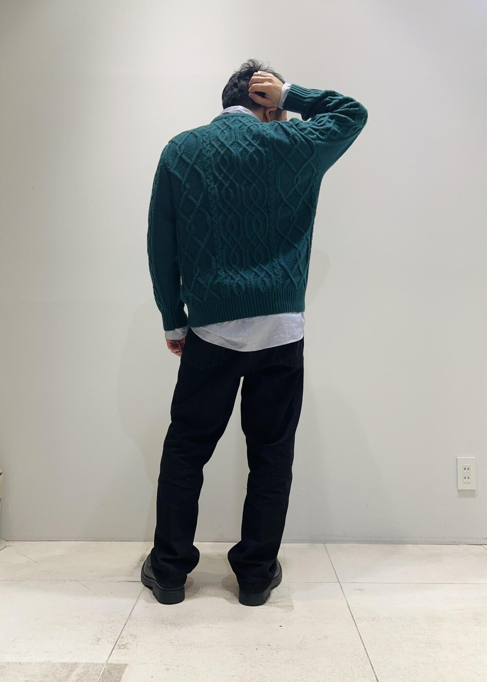 「クリスマスカラー、ADAM ET ROPÉ、HOMME、UNISEX、骨格ストレート、イエベ、きれいめカジュアル、カジュアル、大人カジュアル、秋コーデ、冬コーデ、秋ファッション、冬ファッション、23AW秋の新作、23AW冬の新作」｜「ADAM ET ROPE'の【コットンUSA】デニム センタークリース スラックス / サステナブル / セットアップ対応（デニムパンツ、ブラック系）」を使った、Yuuki Mizさん（メンズ・165cm）の秋コーディネートの5枚目の写真