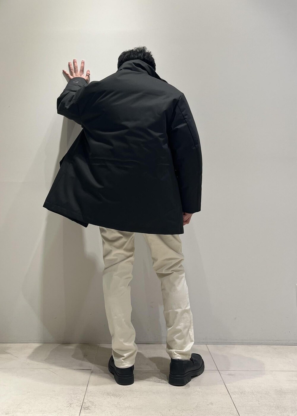 「ADAM ET ROPÉ、HOMME、UNISEX、骨格ストレート、イエベ、カジュアル、大人カジュアル、春コーデ、冬コーデ、春ファッション、冬ファッション、オーバーサイズ、コート、メガネ」｜「ADAM ET ROPE'の【CESSE】スクラップレザーボリュームソールローファー/リサイクルレザー/ユニセックス（ローファー、ブラック系）」を使った、Yuuki Mizさん（メンズ・165cm）の冬コーディネートの4枚目の写真