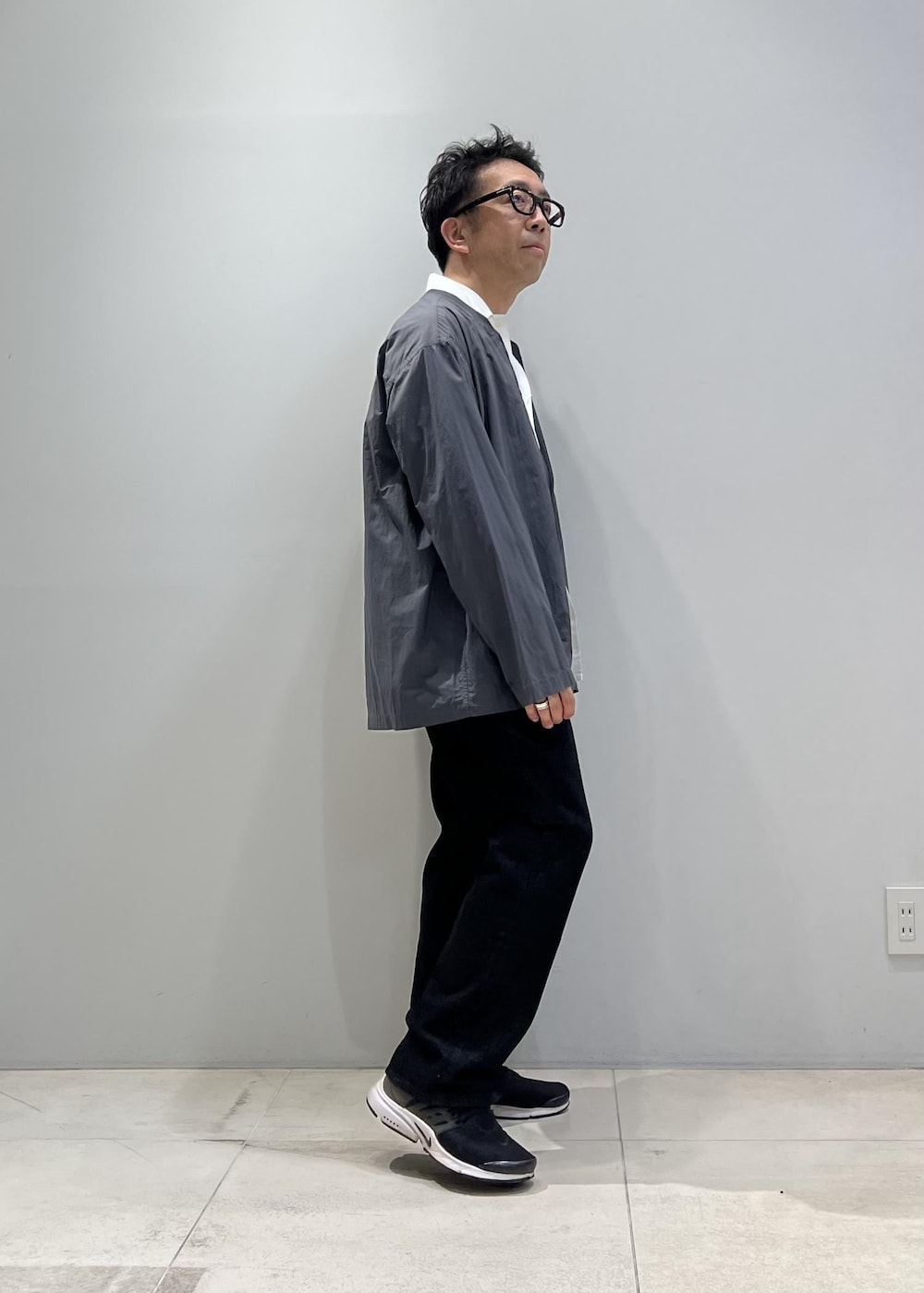「ADAM ET ROPÉ、HOMME、UNISEX、骨格ストレート、イエベ、春、夏、春コーデ、夏コーデ、春ファッション、夏ファッション、23SS夏の新作、体型カバー、機能素材、シャツ」｜「ADAM ET ROPE'の【コットンUSA】デニム センタークリース スラックス / サステナブル / セットアップ対応（デニムパンツ、ブラック系）」を使った、Yuuki Mizさん（メンズ・165cm）の夏コーディネートの2枚目の写真