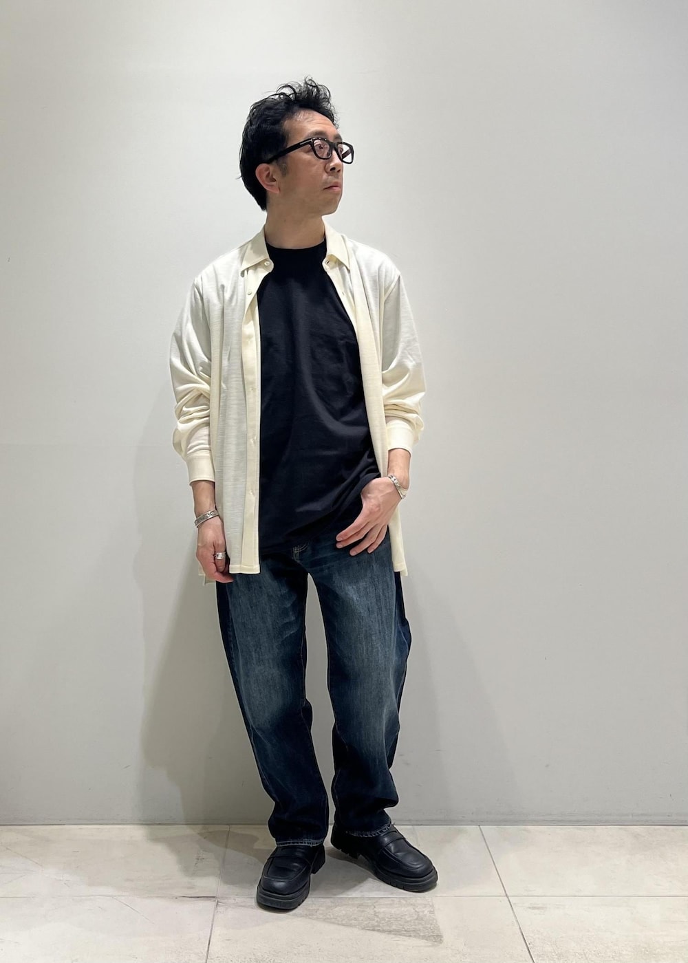 ブルー系のデニムパンツ、ホワイト系のシャツ/ブラウス、ブラック系のTシャツ/カットソーを着用したメンズの春コーディネートの5枚目の写真