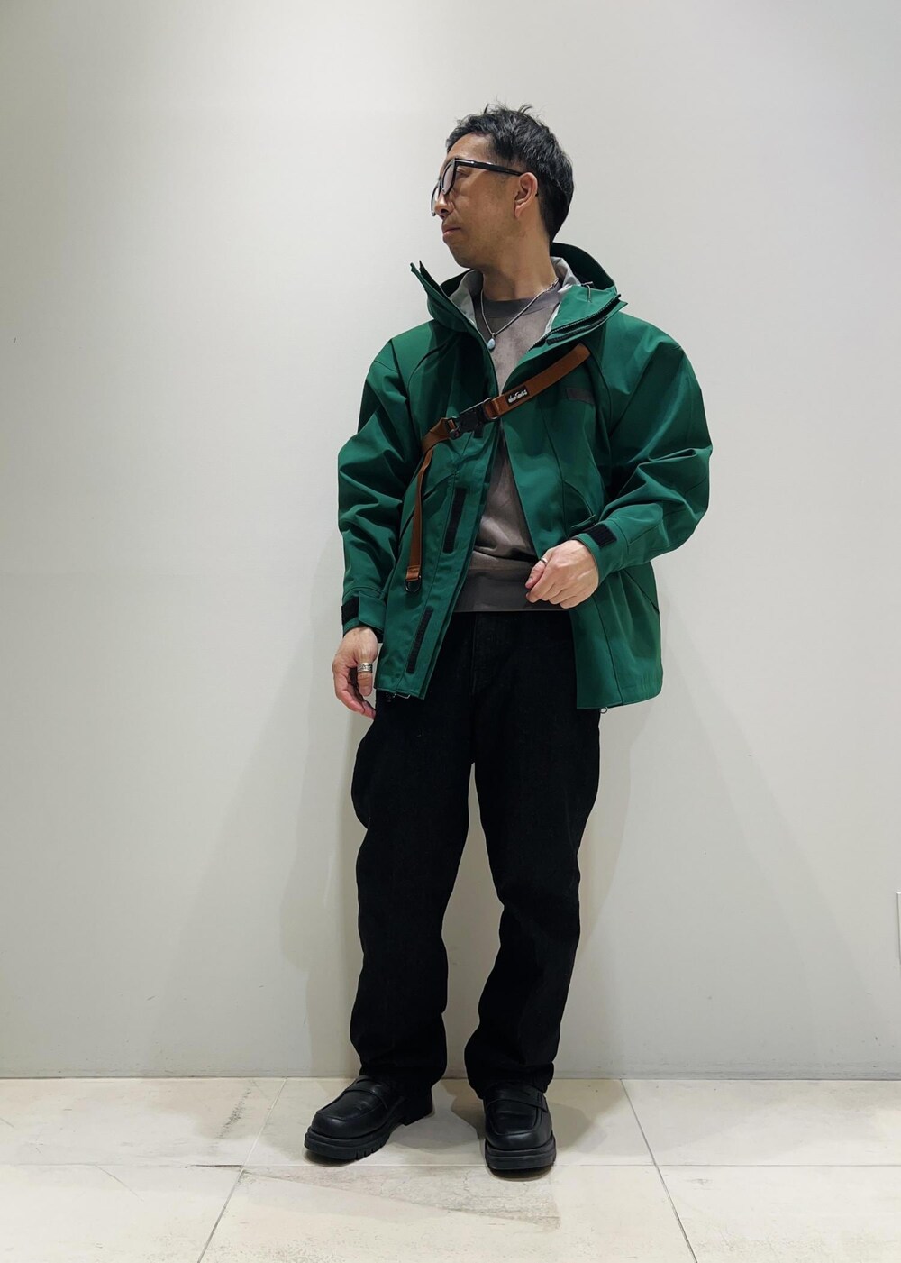 「アウター、ADAM ET ROPÉ、HOMME、UNISEX、骨格ストレート、イエベ、カジュアル、大人カジュアル、春コーデ、冬コーデ、春ファッション、秋ファッション、冬ファッション、23AW秋の新作、機能素材」｜「ADAM ET ROPE'の【コットンUSA】デニム センタークリース スラックス / サステナブル / セットアップ対応（デニムパンツ、ブラック系）」を使った、Yuuki Mizさん（メンズ・165cm）の秋コーディネートの3枚目の写真