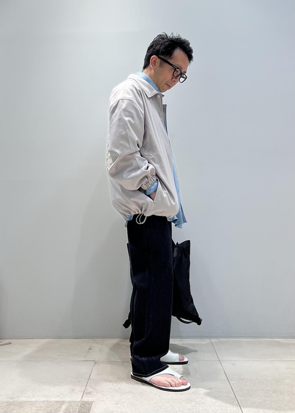 「ADAM ET ROPÉ、HOMME、UNISEX、骨格ストレート、イエベ、きれいめ、きれいめカジュアル、スポーティー、春、夏、春コーデ、夏コーデ、春ファッション、夏ファッション、ペールカラー」｜「ADAM ET ROPE'の【小松マテーレ】コマスエード ビッグシルエットシャツ/イージーケア/3シーズン着用可能/ユニセックス（シャツ/ブラウス、ブルー系）」を使った、Yuuki Mizさん（メンズ・165cm）の春コーディネートの2枚目の写真