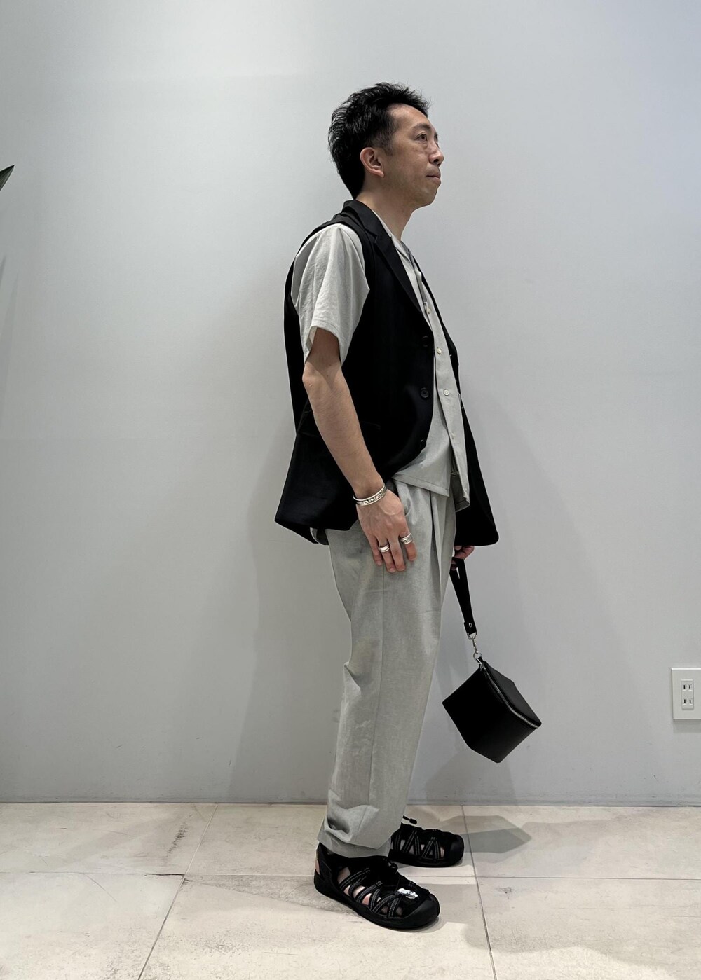 「ADAM ET ROPÉ、HOMME、UNISEX、骨格ストレート、イエベ、きれいめ、きれいめカジュアル、大人カジュアル、夏、夏コーデ、夏ファッション、23SS夏の新作、機能素材、洗える」｜「ADAM ET ROPE'の洗えるセットアップ【RIRANCHA】オープンカラーシャツ ＆ イージーパンツ / 防シワ性 / ユニセックス（セットアップ、グリーン系）」を使った、Yuuki Mizさん（メンズ・165cm）の夏コーディネートの2枚目の写真