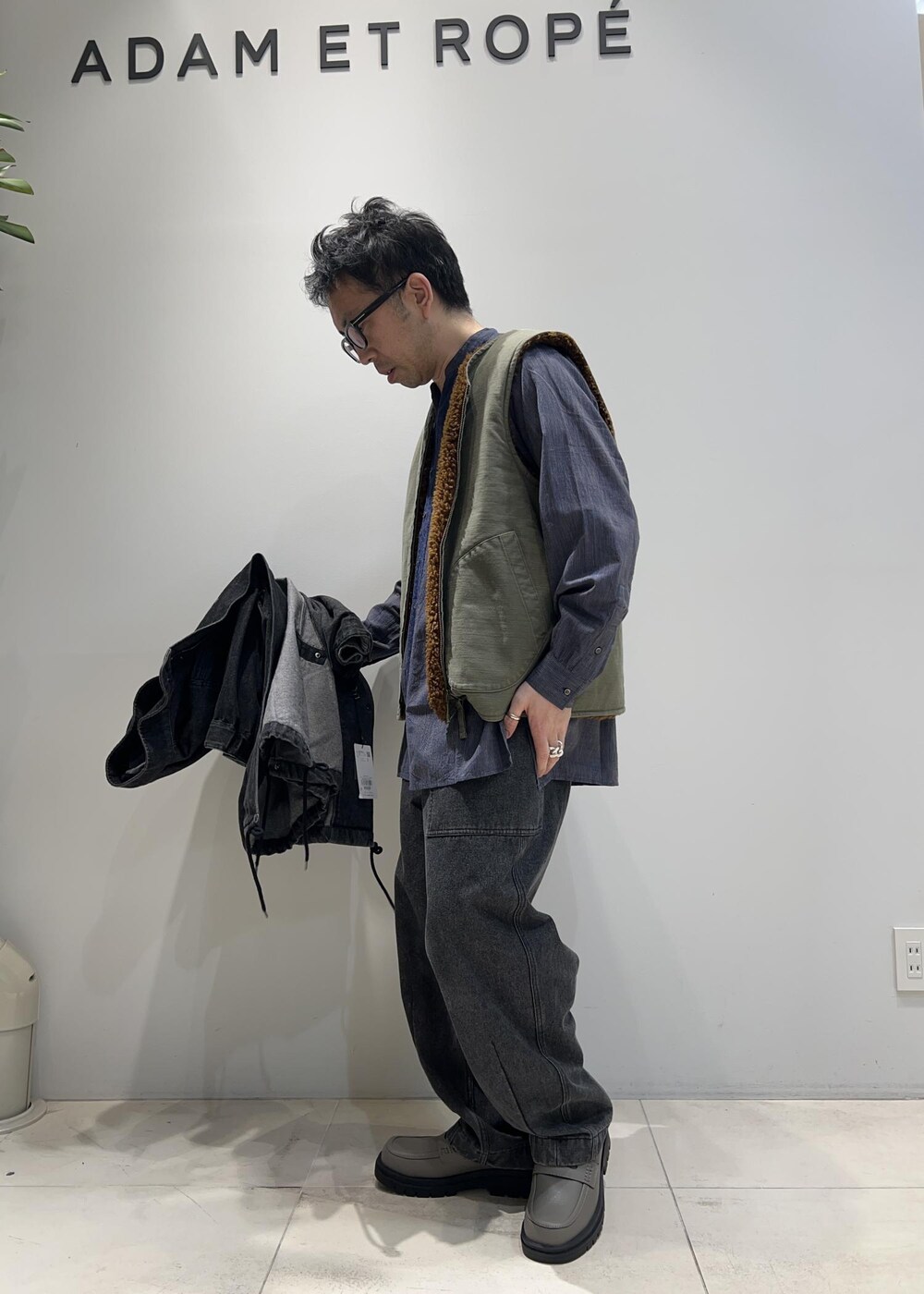 「ADAM ET ROPÉ、HOMME、UNISEX、骨格ストレート、イエベ、カジュアル、春コーデ、秋コーデ、春ファッション、秋ファッション、ビッグシルエット」｜「ADAM ET ROPE'の【CESSE】スクラップレザーボリュームソールローファー/リサイクルレザー/ユニセックス（ローファー、グレー系）」を使った、Yuuki Mizさん（メンズ・165cm）の春コーディネートの2枚目の写真