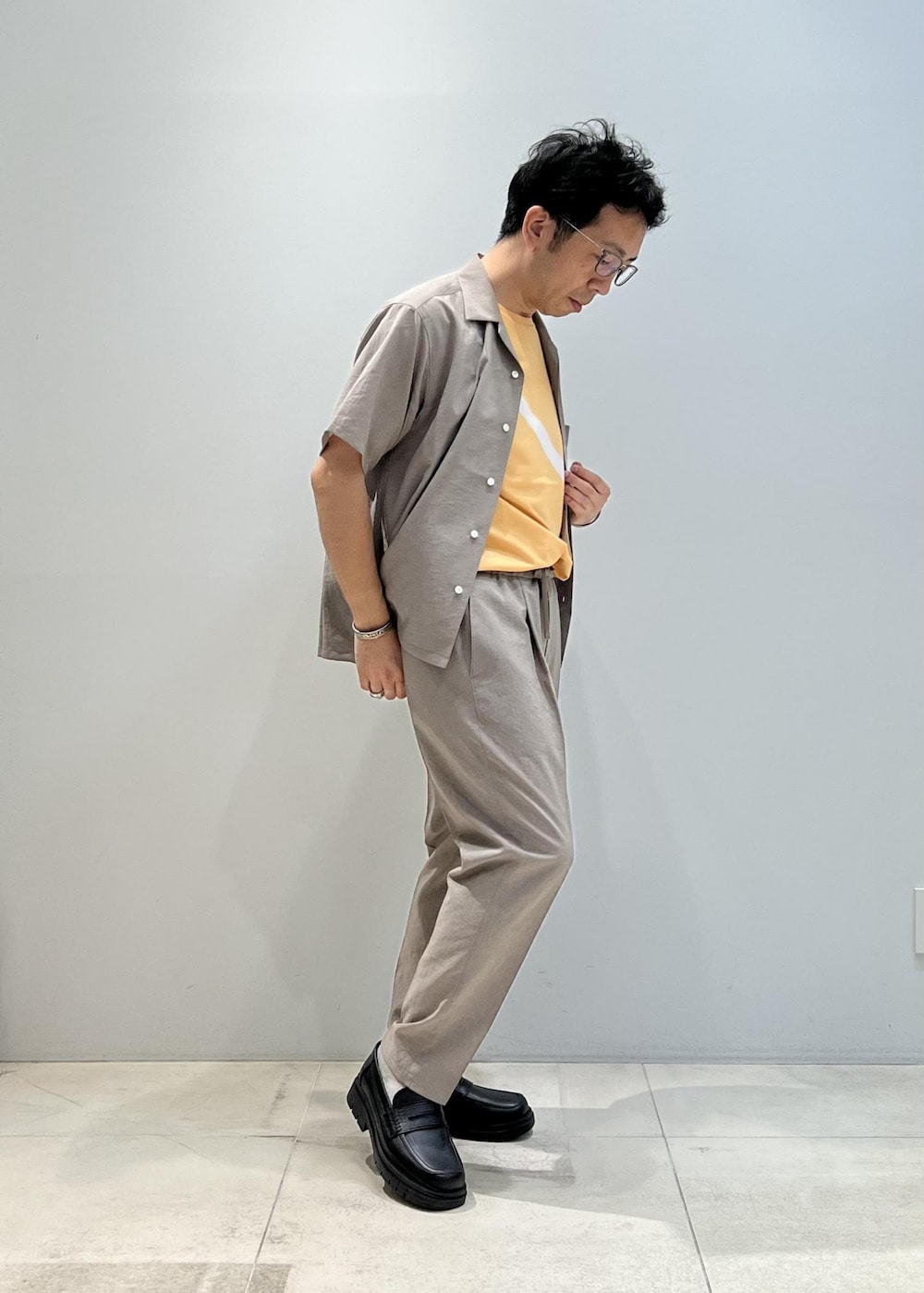 「ADAM ET ROPÉ、HOMME、UNISEX、骨格ストレート、イエベ、夏、夏コーデ、夏ファッション、ビタミンカラー、吸水速乾、機能素材、洗える、ウォッシャブル、Tシャツ」|「Saturdays NYCのSlash Tee(Tシャツ/カットソー、ベージュ系)」を使った、Yuuki Mizさん(メンズ・165cm)の夏コーディネートの2枚目の写真