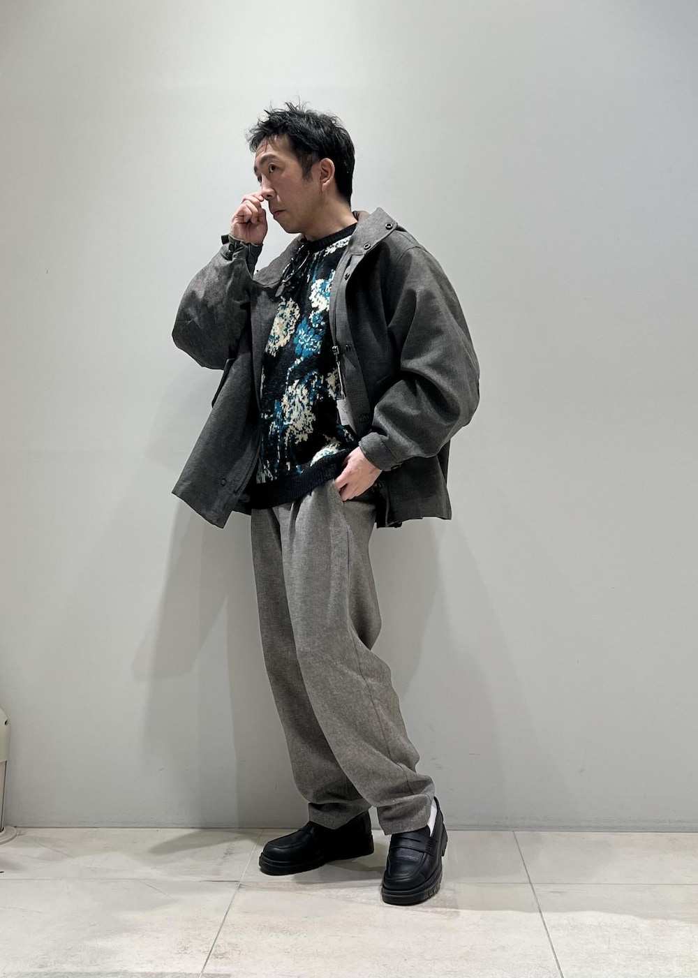 ブラック系のブルゾン、ベージュ系のブルゾン、ブラック系のダウンジャケット/コートを着用したメンズの冬コーディネートの6枚目の写真