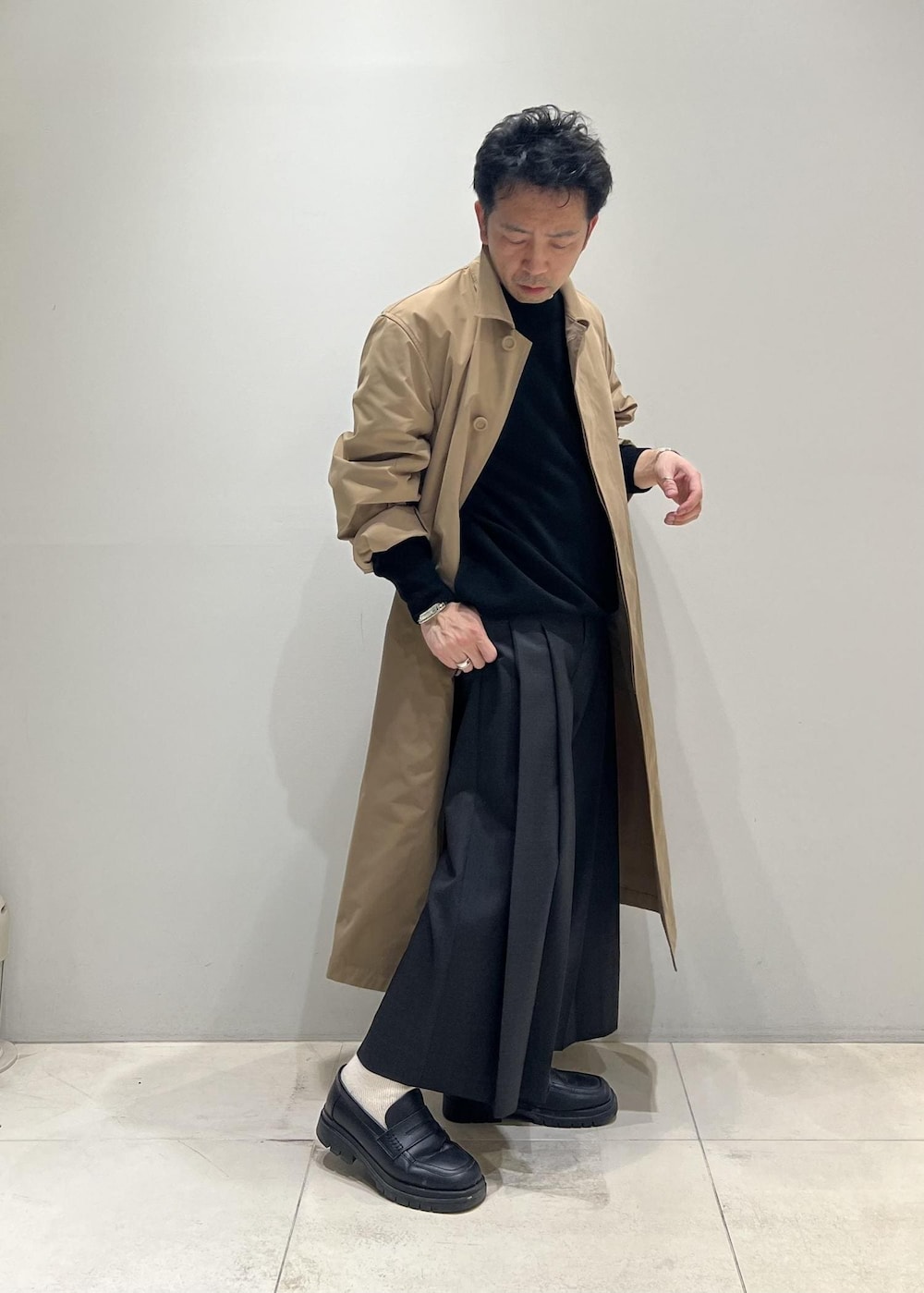 「24SS春の新作、ADAM ET ROPÉ、HOMME、UNISEX、骨格ストレート、イエベ、きれいめ、きれいめカジュアル、大人カジュアル、春、秋、冬、春コーデ、秋コーデ、冬コーデ」｜「ADAM ET ROPE'の撥水 高密度ウェザー ステンカラー オーバー コート / ロングシーズン着用可能 / ユニセックス（ステンカラーコート、イエロー系）」を使った、Yuuki Mizさん（メンズ・165cm）の春コーディネートの6枚目の写真
