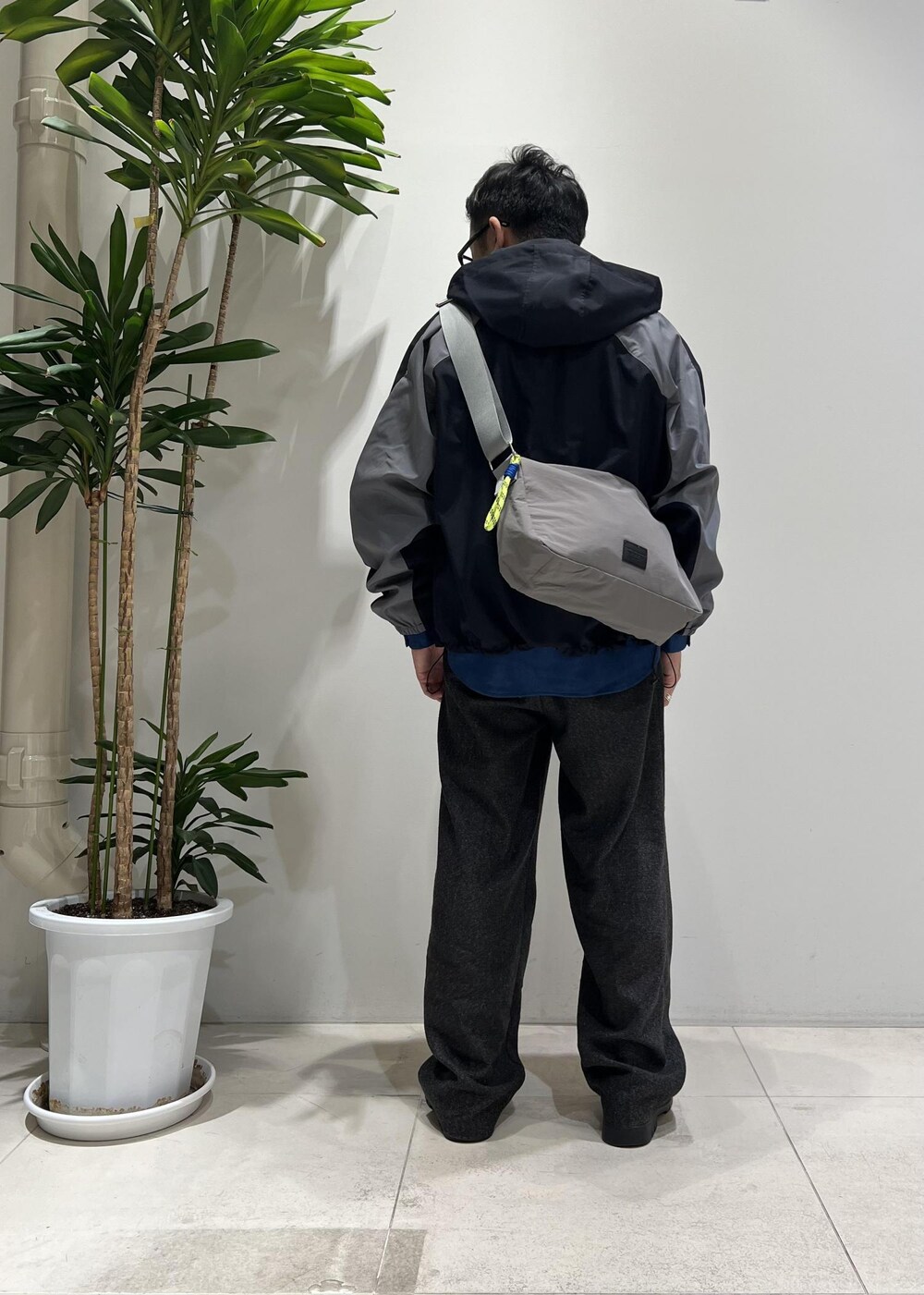 「ADAM ET ROPÉ、HOMME、UNISEX、骨格ストレート、イエベ、きれいめカジュアル、大人カジュアル、スポーティー、春コーデ、秋コーデ、春ファッション、秋ファッション、シャツ、パーカー、アウター」｜「ADAM ET ROPE'の【CESSE】スクラップレザーボリュームソールローファー/リサイクルレザー/ユニセックス（ローファー、ブラック系）」を使った、Yuuki Mizさん（メンズ・165cm）の冬コーディネートの3枚目の写真