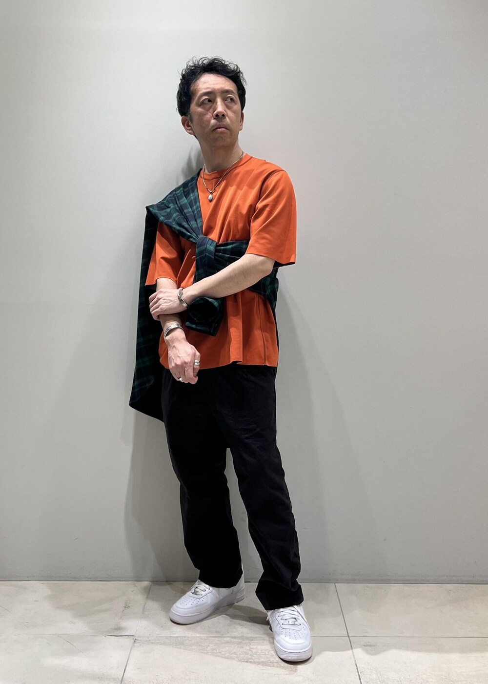 「リバーシブル、ADAM ET ROPÉ、HOMME、UNISEX、骨格ストレート、イエベ、カジュアル、春コーデ、夏コーデ、春ファッション、夏ファッション、ビタミンカラー、Tシャツ、シャツ、チェック」｜「ADAM ET ROPE'のハイゲージ シャンブレー リバーシブル Tシャツ（Tシャツ/カットソー、ベージュ系）」を使った、Yuuki Mizさん（メンズ・165cm）の春コーディネートの3枚目の写真