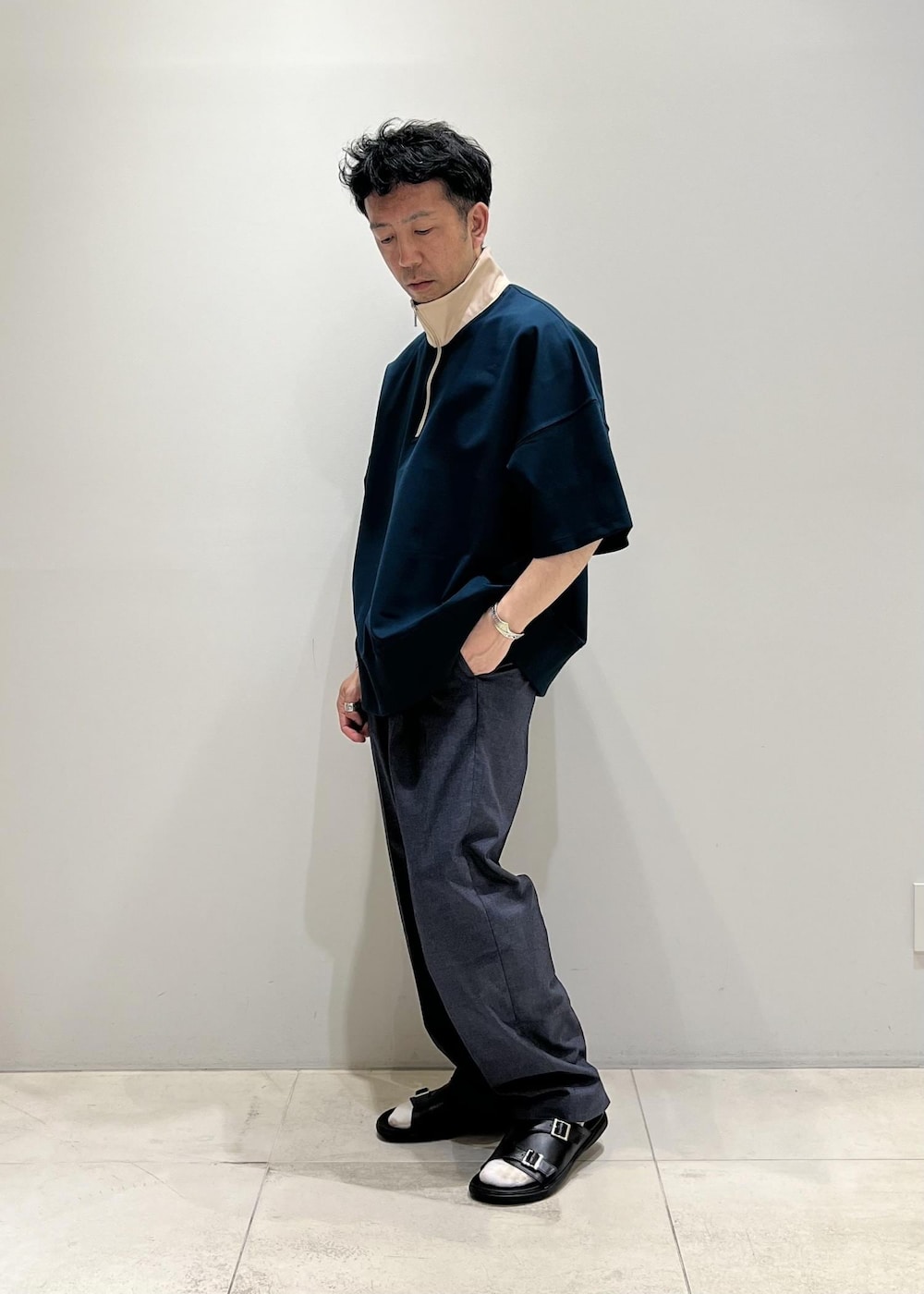「ハーフジップ、ADAM ET ROPÉ、HOMME、UNISEX、骨格ストレート、イエベ、きれいめカジュアル、カジュアル、夏コーデ、夏ファッション、体型カバー、オーバーサイズ、ビッグシルエット、サンダル、ハイネック」｜「ADAM ET ROPE'の【cesse./セス】コンフォート ダブルモンク ストラップ カバード レザーサンダル / UNISEX（サンダル、ブラック系）」を使った、Yuuki Mizさん（メンズ・165cm）の春コーディネートの2枚目の写真