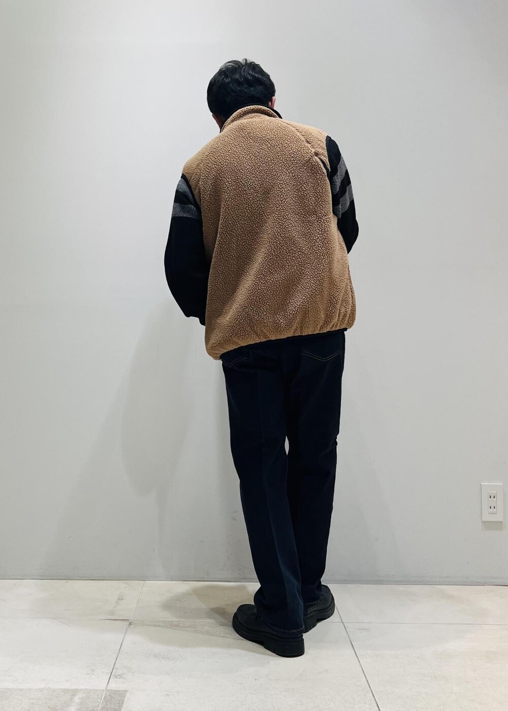 「ADAM ET ROPÉ、HOMME、UNISEX、骨格ストレート、イエベ、カジュアル、大人カジュアル、春コーデ、秋コーデ、春ファッション、秋ファッション、ベスト、デニムパンツ」|「ADAM ET ROPE'の【コットンUSA】デニム センタークリース スラックス/サステナブル/セットアップ対応(デニムパンツ、ブルー系)」を使った、Yuuki Mizさん(メンズ・165cm)の冬コーディネートの3枚目の写真