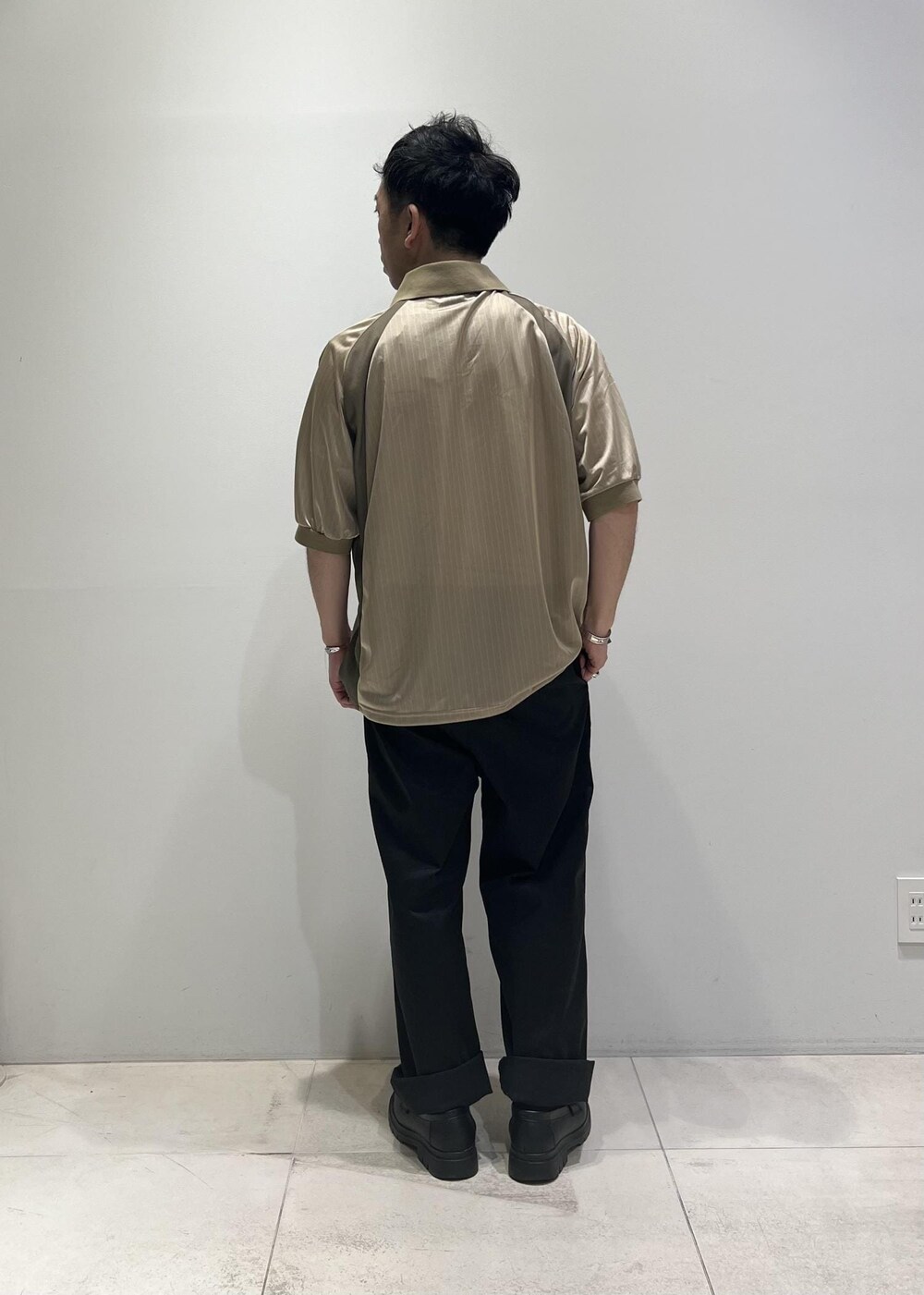 「ADAM ET ROPÉ、HOMME、UNISEX、骨格ストレート、イエベ、カジュアル、大人カジュアル、スポーティー、夏コーデ、夏ファッション、ビッグシルエット、Tシャツ、シャツ」｜「ADAM ET ROPE'の【UNIFORM/ユニフォーム】 POLO ショートスリーブ ゲームシャツ / 透湿性 / 通気性 / ユニセックス（Tシャツ/カットソー、ベージュ系）」を使った、Yuuki Mizさん（メンズ・165cm）の春コーディネートの4枚目の写真