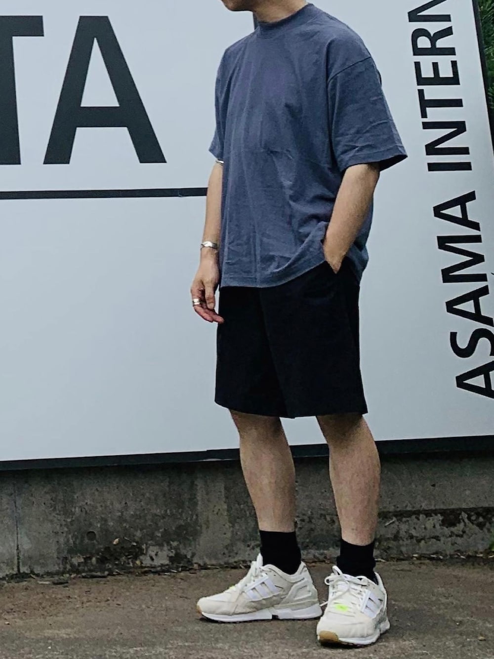 「夏、シンプルスタイル、カジュアル、おしゃれさんと繋がりたい、ショートパンツ、スニーカー、秋コーデ」｜「adidasのアイテム（スニーカー、ホワイト系）」を使った、Yuuki Mizさん（メンズ・165cm）の夏コーディネートの4枚目の写真