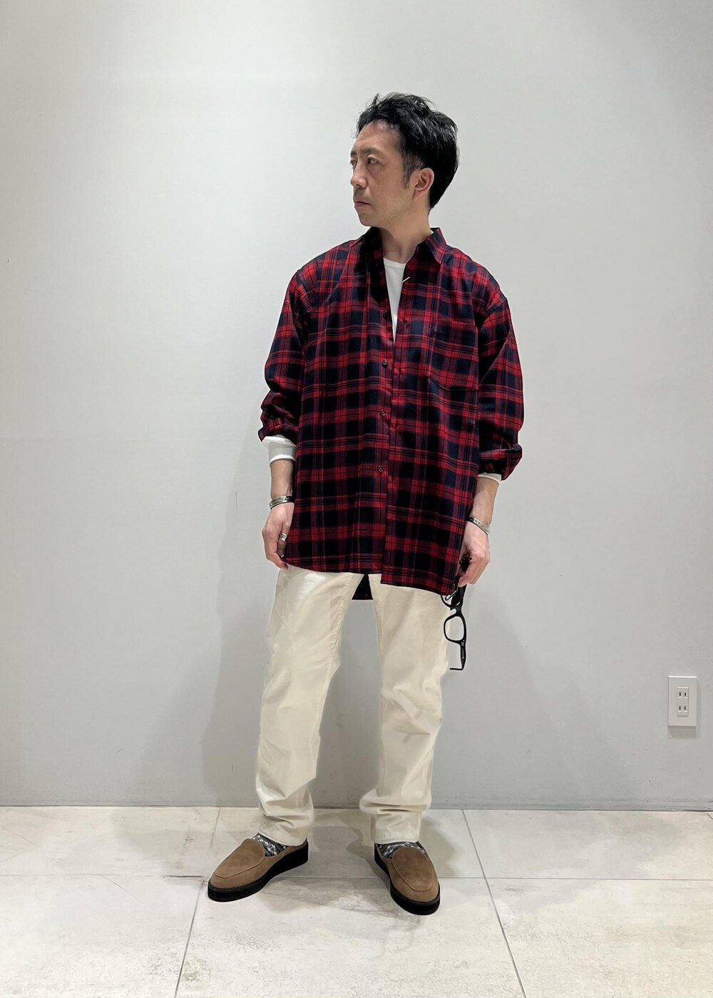 「チェックシャツ、オールホワイト、ADAM ET ROPÉ、HOMME、UNISEX、骨格ストレート、イエベ、きれいめカジュアル、大人カジュアル、春、春コーデ、春ファッション、オーバーサイズ、ビッグシルエット、シャツ」｜「Gramicciの【別注】《WEB限定 GRAMICCI / グラミチ》NN PANTS / GARMENT DYE TIGHT FIT（その他パンツ、ホワイト系）」を使った、Yuuki Mizさん（メンズ・165cm）の春コーディネートの7枚目の写真