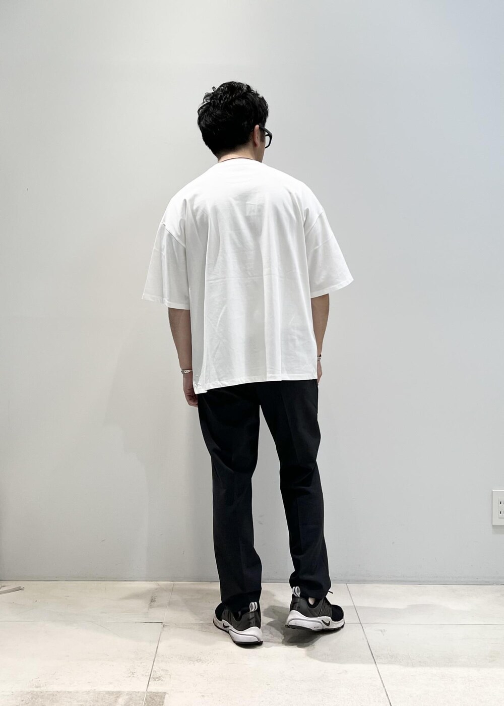 「ADAM ET ROPÉ、HOMME、UNISEX、骨格ストレート、イエベ、きれいめ、きれいめカジュアル、カジュアル、夏、夏コーデ、夏ファッション、Tシャツ」｜「ADAM ET ROPE'の洗えるセットアップ【RIRANCHA】オープンカラーシャツ ＆ イージーパンツ / 防シワ性 / ユニセックス（セットアップ、グリーン系）」を使った、Yuuki Mizさん（メンズ・165cm）の春コーディネートの4枚目の写真