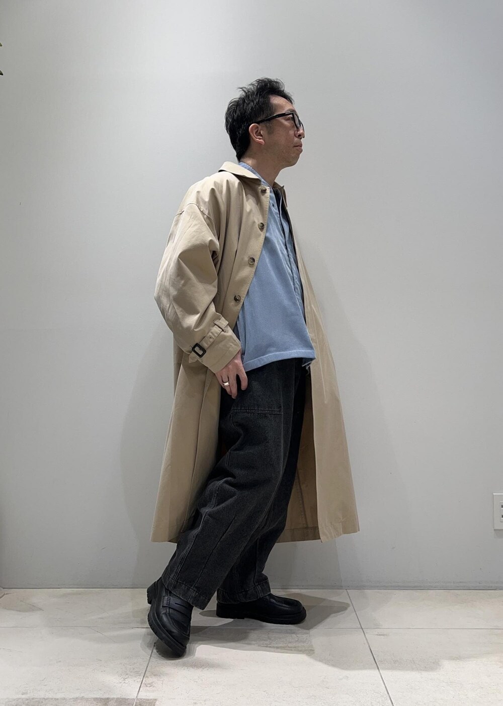 「ADAM ET ROPÉ、HOMME、UNISEX、骨格ストレート、骨格ナチュラル、春コーデ、秋コーデ、春ファッション、秋ファッション、シャツ、デニムパンツ」｜「ADAM ET ROPE'の【CESSE】スクラップレザーボリュームソールローファー/リサイクルレザー/ユニセックス（ローファー、ブラック系）」を使った、Yuuki Mizさん（メンズ・165cm）の冬コーディネートの4枚目の写真
