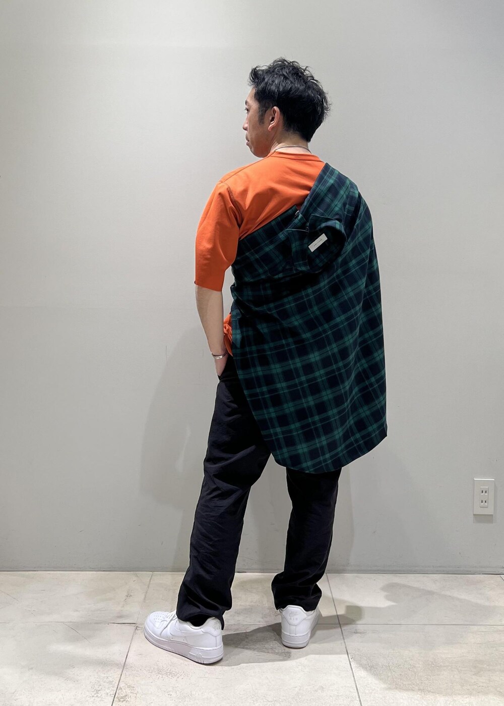 「ADAM ET ROPÉ、HOMME、UNISEX、骨格ストレート、イエベ、カジュアル、大人カジュアル、春コーデ、春ファッション、Tシャツ、シャツ、ニット、チェック」｜「ADAM ET ROPE'のハイゲージ シャンブレー リバーシブル Tシャツ（Tシャツ/カットソー、ベージュ系）」を使った、Yuuki Mizさん（メンズ・165cm）の春コーディネートの8枚目の写真