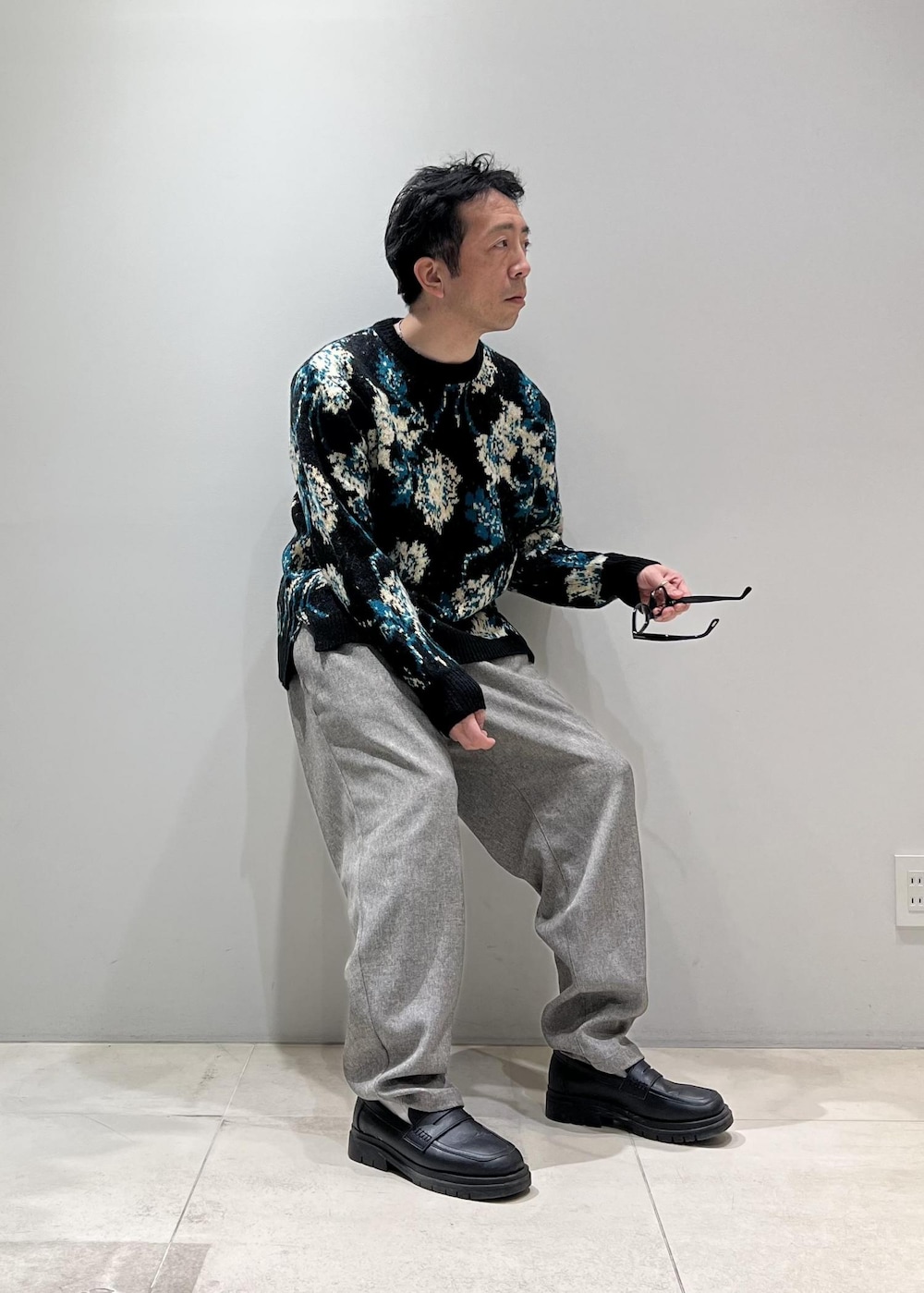 ブラック系のブルゾン、ベージュ系のブルゾン、ブラック系のダウンジャケット/コートを着用したメンズの冬コーディネートの4枚目の写真