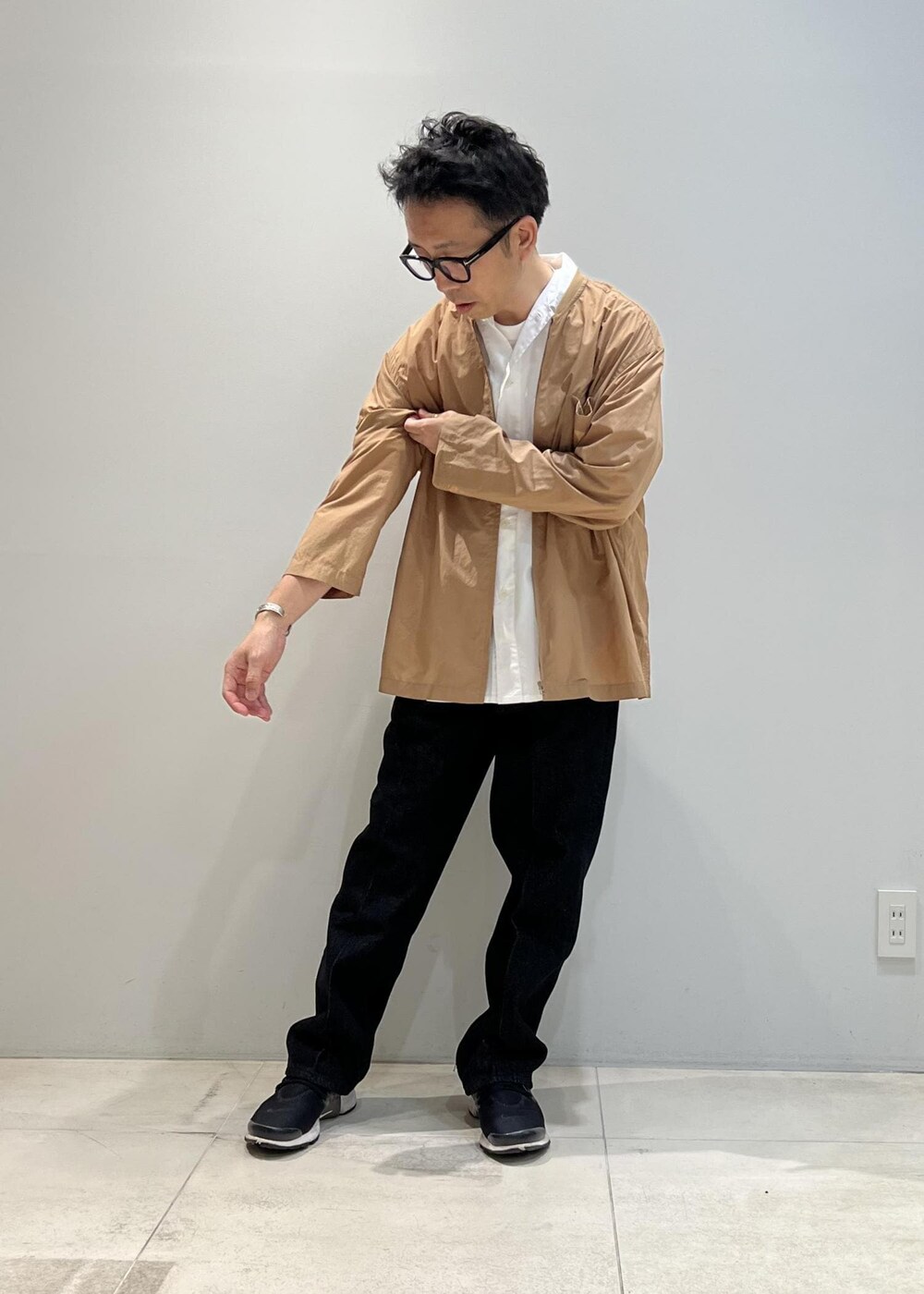 「ADAM ET ROPÉ、HOMME、UNISEX、サステナブル、骨格ストレート、イエベ、きれいめカジュアル、カジュアル、セットアップ対応、春、夏、秋、春コーデ、夏コーデ、秋コーデ」｜「ADAM ET ROPE'の【コットンUSA】デニム センタークリース スラックス / サステナブル / セットアップ対応（デニムパンツ、ブラック系）」を使った、Yuuki Mizさん（メンズ・165cm）の夏コーディネートの2枚目の写真