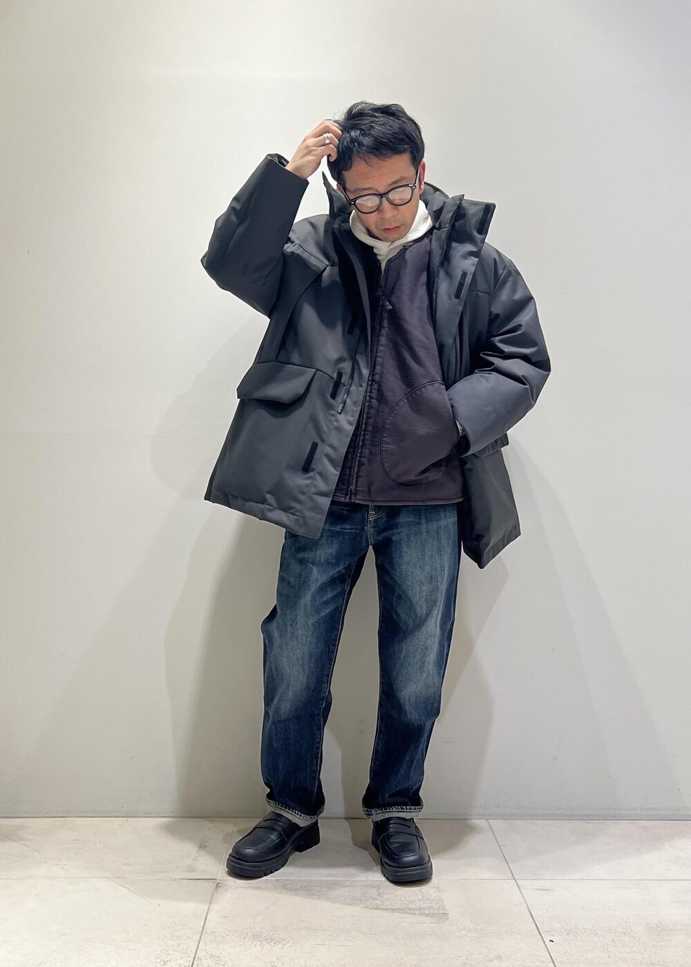 「ADAM ET ROPÉ、HOMME、UNISEX、骨格ストレート、イエベ、カジュアル、大人カジュアル、ミリタリー、春コーデ、秋コーデ、春ファッション、秋ファッション、パーカー、ベスト、デニムパンツ」｜「ADAM ET ROPE'の【CESSE】スクラップレザーボリュームソールローファー/リサイクルレザー/ユニセックス（ローファー、ブラック系）」を使った、Yuuki Mizさん（メンズ・165cm）の冬コーディネートの6枚目の写真