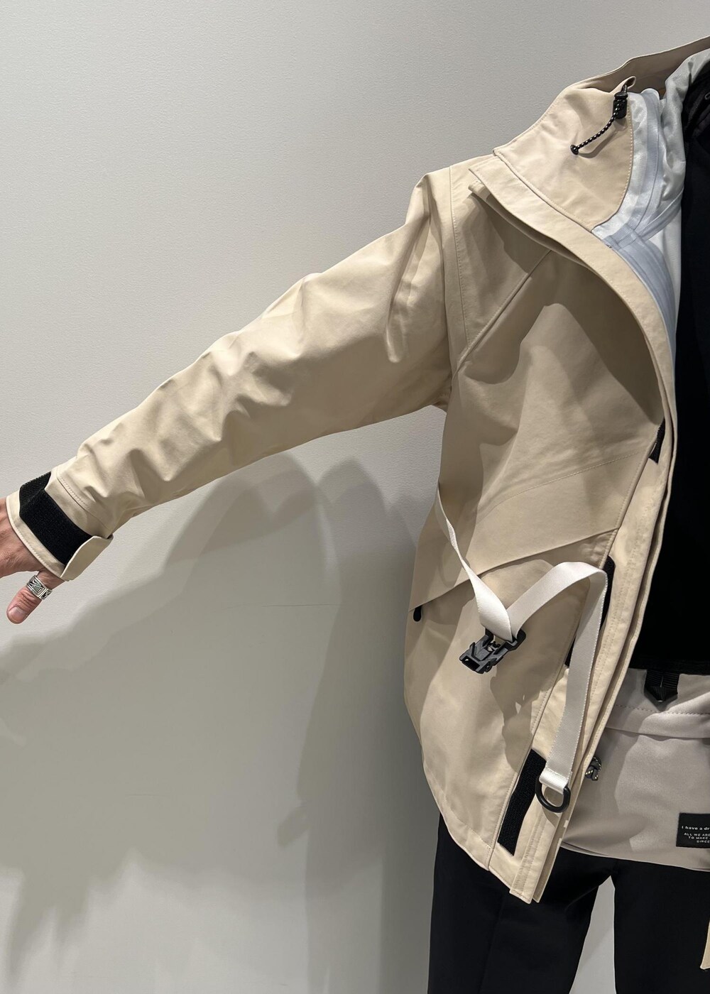 「ADAM ET ROPÉ、HOMME、UNISEX、骨格ストレート、イエベ、スポーティー、アウトドア、セットアップ、セットアップ対応、秋コーデ、秋ファッション、23AW秋の新作、アウター、ジャケット、ブルゾン」｜「WILD THINGSの【WILD THINGS / ワイルドシングス 別注】TOOLSTRAP DENALI JACKET / 3レイヤー マウンテンパーカー / ユニセックス（マウンテンパーカー、ホワイト系）」を使った、Yuuki Mizさん（メンズ・165cm）の秋コーディネートの4枚目の写真