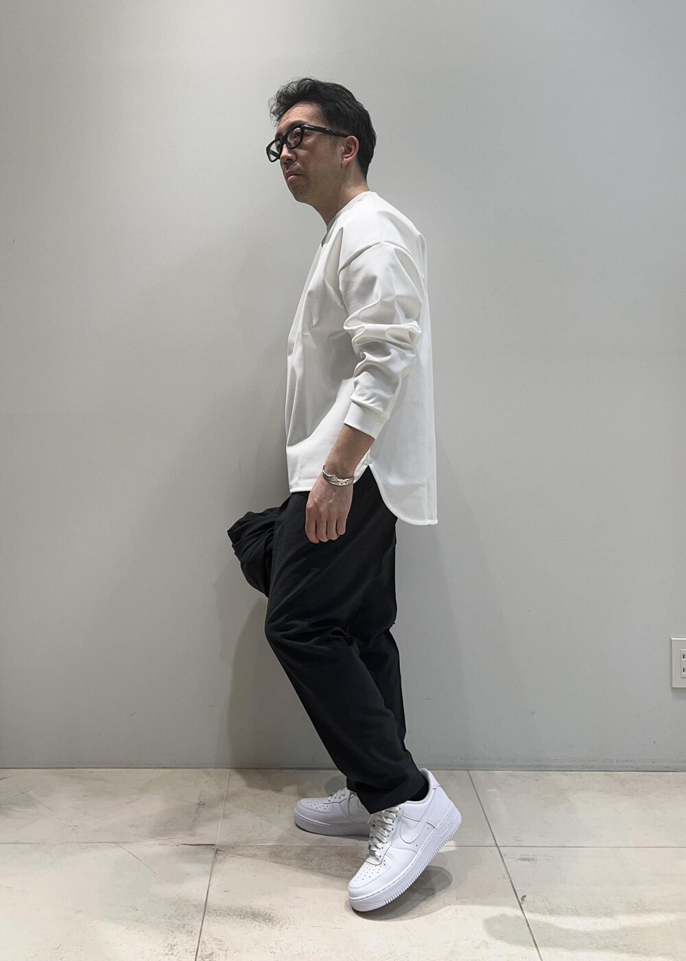 「ADAM ET ROPÉ、HOMME、UNISEX、骨格ストレート、イエベ、きれいめ、きれいめカジュアル、大人カジュアル、セットアップ、セットアイテム、SETアイテム、春コーデ、春ファッション、23SS春の新作、接触冷感」｜「ADAM ET ROPE'のポンチ ドロップショルダー キックバック ロングスリーブTee / 高機能ストレッチ / ロングシーズン着用可能（Tシャツ/カットソー、ホワイト系）」を使った、Yuuki Mizさん（メンズ・165cm）の春コーディネートの3枚目の写真