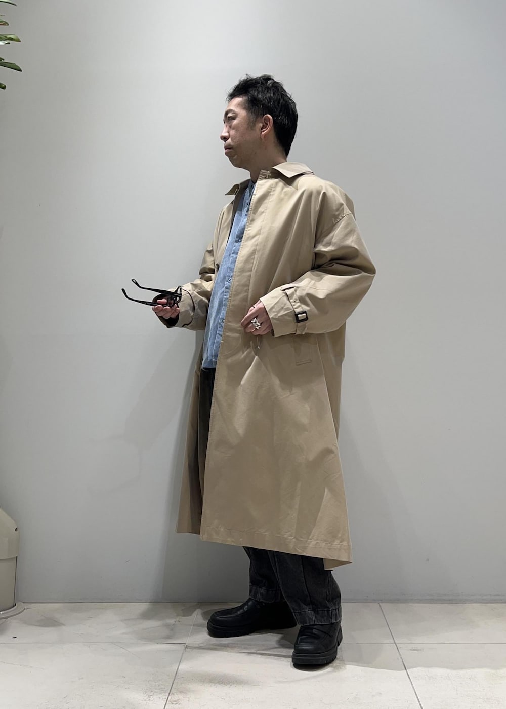 「ADAM ET ROPÉ、HOMME、UNISEX、骨格ストレート、骨格ナチュラル、春コーデ、秋コーデ、春ファッション、秋ファッション、シャツ、デニムパンツ」｜「ADAM ET ROPE'の【CESSE】スクラップレザーボリュームソールローファー/リサイクルレザー/ユニセックス（ローファー、ブラック系）」を使った、Yuuki Mizさん（メンズ・165cm）の冬コーディネートの2枚目の写真