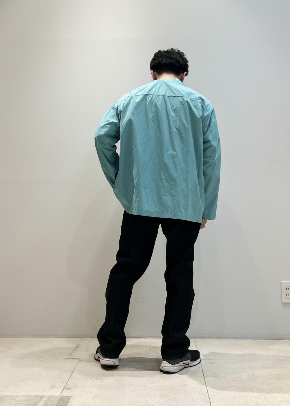 「ADAM ET ROPÉ、HOMME、UNISEX、骨格ストレート、イエベ、きれいめカジュアル、カジュアル、春、夏、秋、春コーデ、夏コーデ、秋コーデ、春ファッション、夏ファッション」｜「ADAM ET ROPE'の【コットンUSA】デニム センタークリース スラックス / サステナブル / セットアップ対応（デニムパンツ、ブラック系）」を使った、Yuuki Mizさん（メンズ・165cm）の夏コーディネートの4枚目の写真
