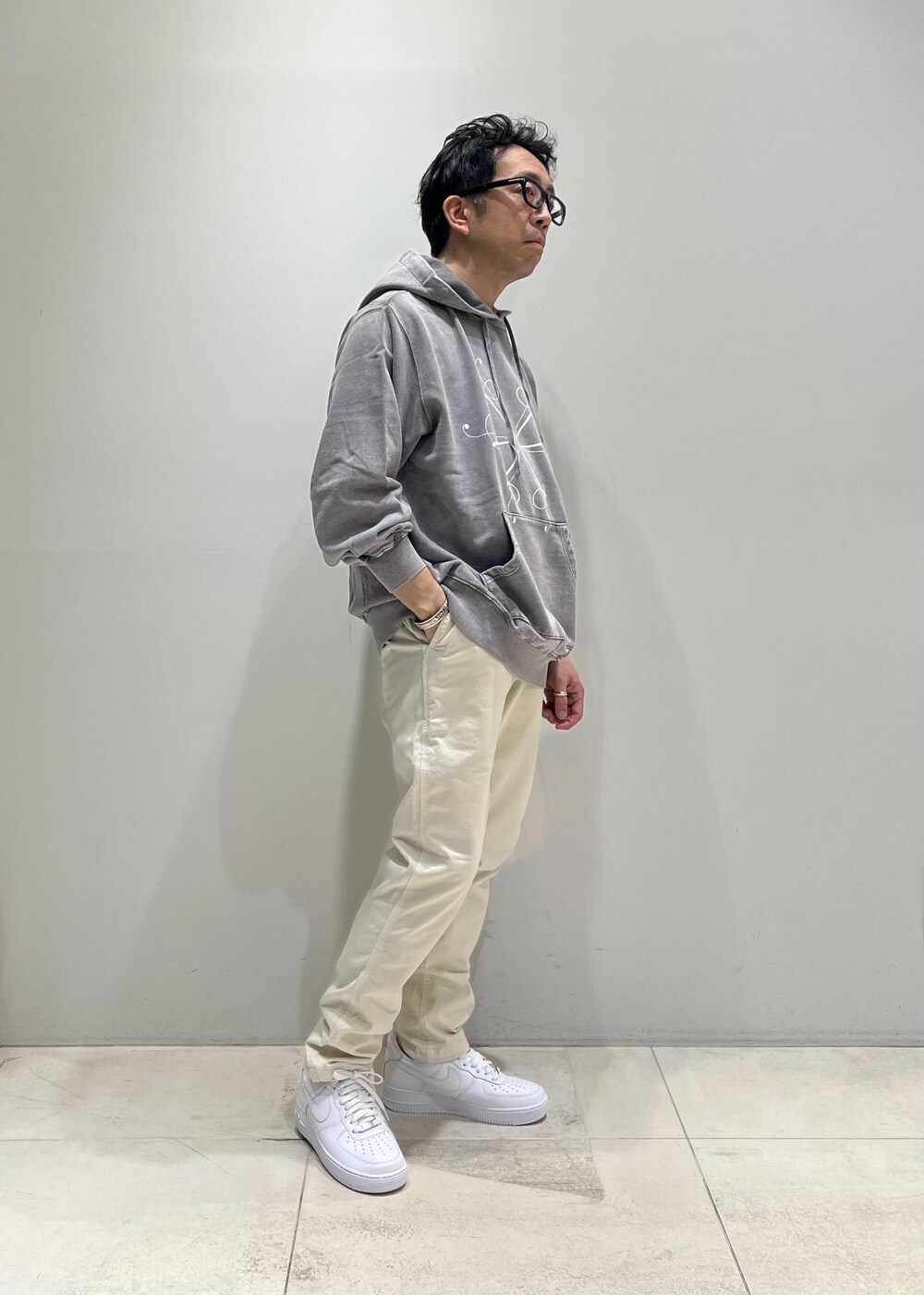 「ADAM ET ROPÉ、HOMME、UNISEX、骨格ストレート、イエベ、アウトドア、春、夏、春コーデ、夏コーデ、春ファッション、夏ファッション、ペールカラー、パーカー」｜「Gramicciの【別注】《WEB限定 GRAMICCI / グラミチ》NN PANTS / GARMENT DYE TIGHT FIT（その他パンツ、ホワイト系）」を使った、Yuuki Mizさん（メンズ・165cm）の春コーディネートの3枚目の写真