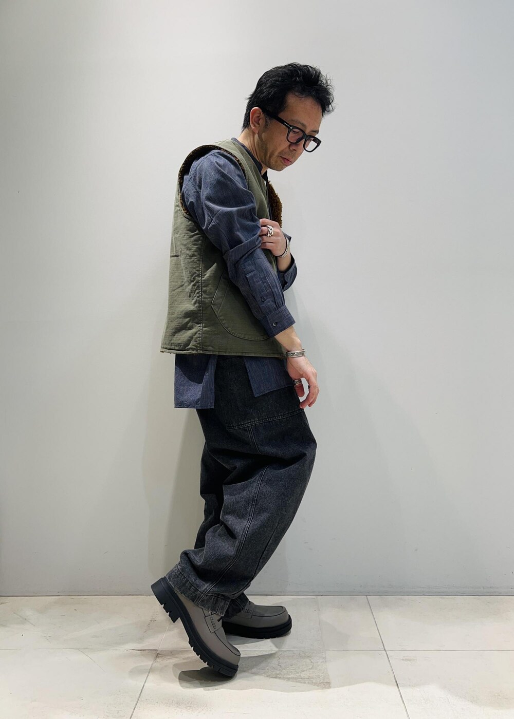 「ADAM ET ROPÉ、HOMME、UNISEX、骨格ストレート、イエベ、カジュアル、春コーデ、秋コーデ、春ファッション、秋ファッション、ビッグシルエット」｜「ADAM ET ROPE'の【CESSE】スクラップレザーボリュームソールローファー/リサイクルレザー/ユニセックス（ローファー、グレー系）」を使った、Yuuki Mizさん（メンズ・165cm）の春コーディネートの4枚目の写真