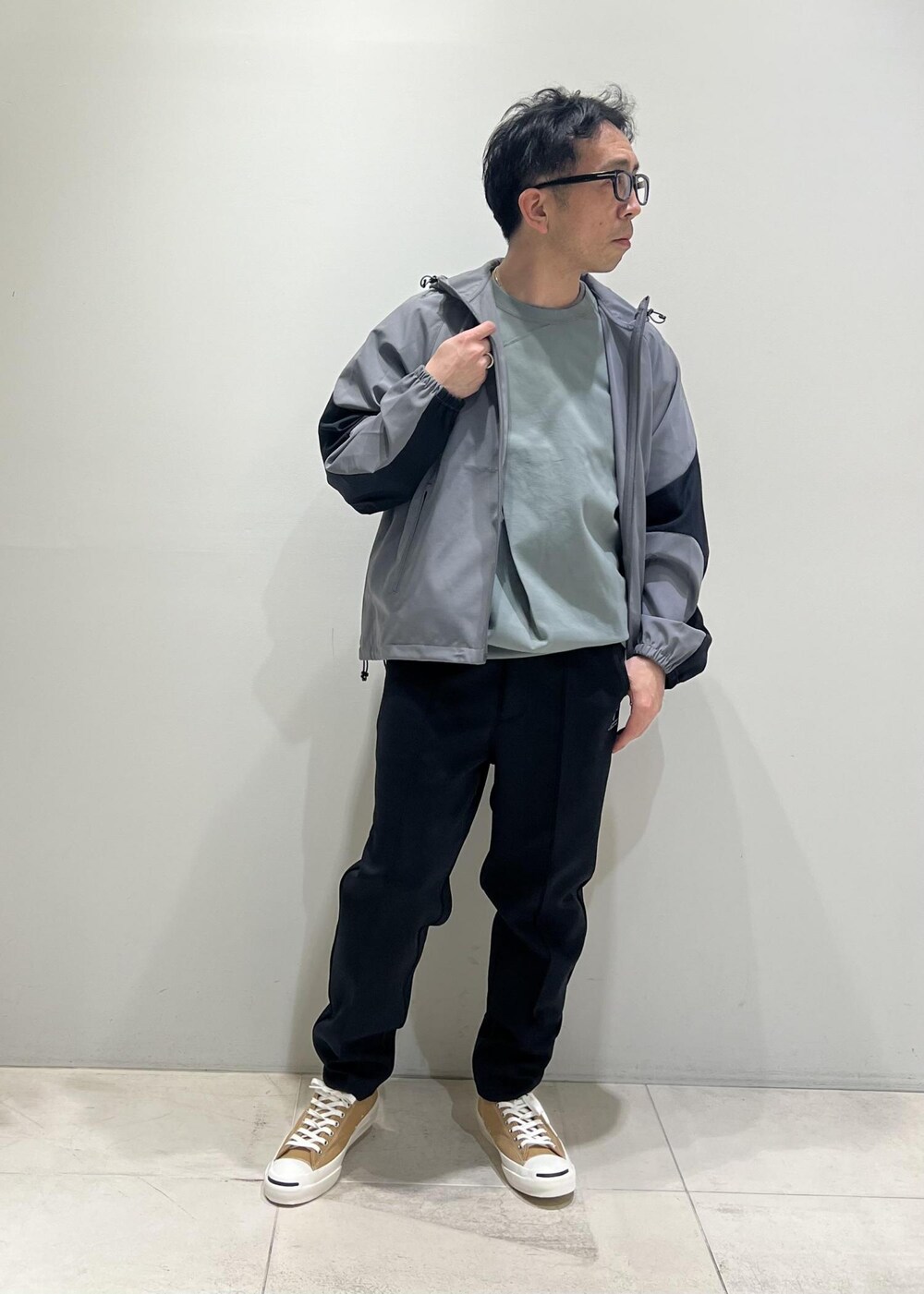 「ADAM ET ROPÉ、HOMME、UNISEX、骨格ストレート、イエベ、カジュアル、大人カジュアル、スポーティー、春コーデ、秋コーデ、春ファッション、秋ファッション」｜「ADAM ET ROPE'の【NIKKE/ニッケ】撥水タフタ オーバーサイズ フーディ ブルゾン（ブルゾン、グレー系）」を使った、Yuuki Mizさん（メンズ・165cm）の春コーディネートの3枚目の写真