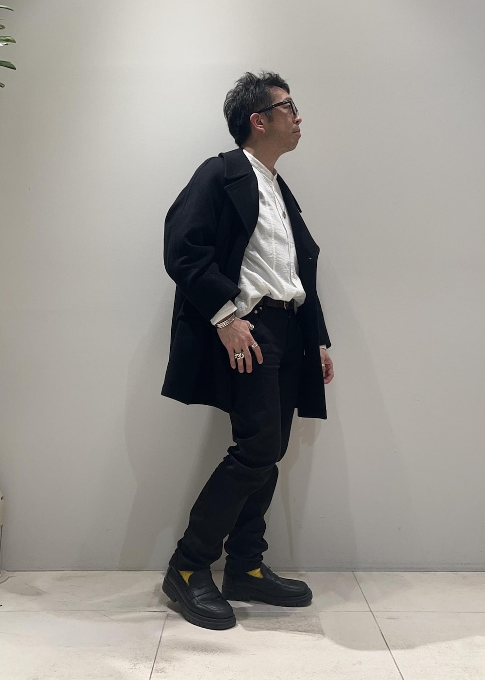 「ADAM ET ROPÉ、HOMME、UNISEX、骨格ストレート、イエベ、冬、冬コーデ、冬ファッション、シャツ、ジャケット、コート、メガネ」｜「ADAM ET ROPE'の【CESSE】スクラップレザーボリュームソールローファー/リサイクルレザー/ユニセックス（ローファー、ブラック系）」を使った、Yuuki Mizさん（メンズ・165cm）の冬コーディネートの4枚目の写真