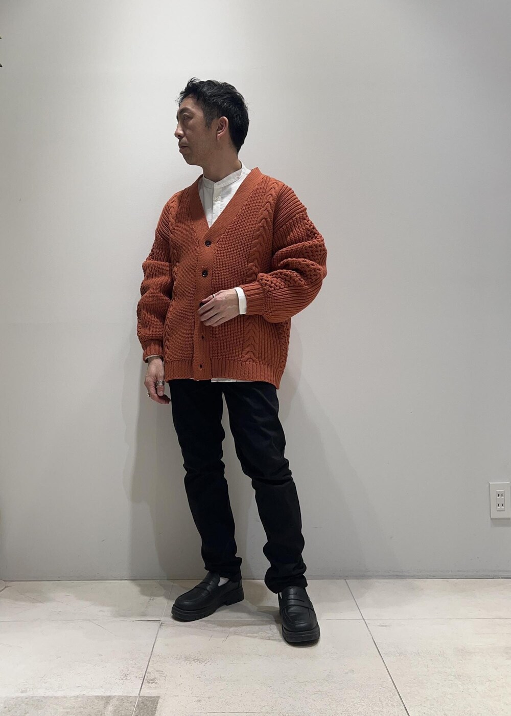 レッド系のカーディガン/ボレロを着用したメンズの春コーディネートの4枚目の写真
