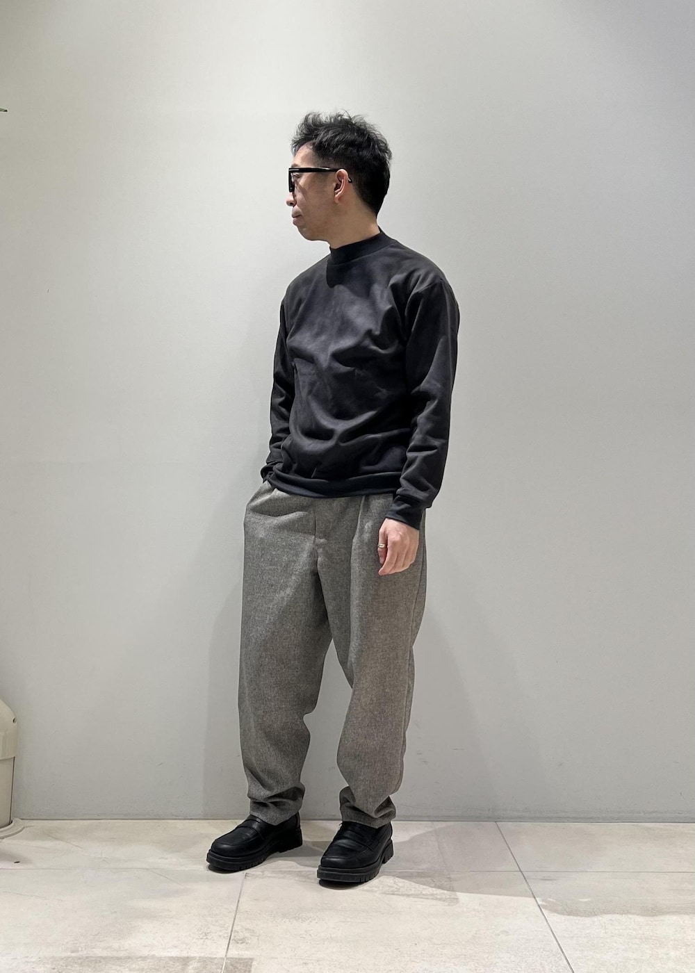 「ADAM ET ROPÉ、HOMME、UNISEX、骨格ストレート、イエベ、カジュアル、大人カジュアル、スポーティー、春コーデ、秋コーデ、春ファッション、秋ファッション、アウター、ジャケット、ブルゾン」｜「ADAM ET ROPE'の【CESSE】スクラップレザーボリュームソールローファー/リサイクルレザー/ユニセックス（ローファー、ブラック系）」を使った、Yuuki Mizさん（メンズ・165cm）の冬コーディネートの4枚目の写真
