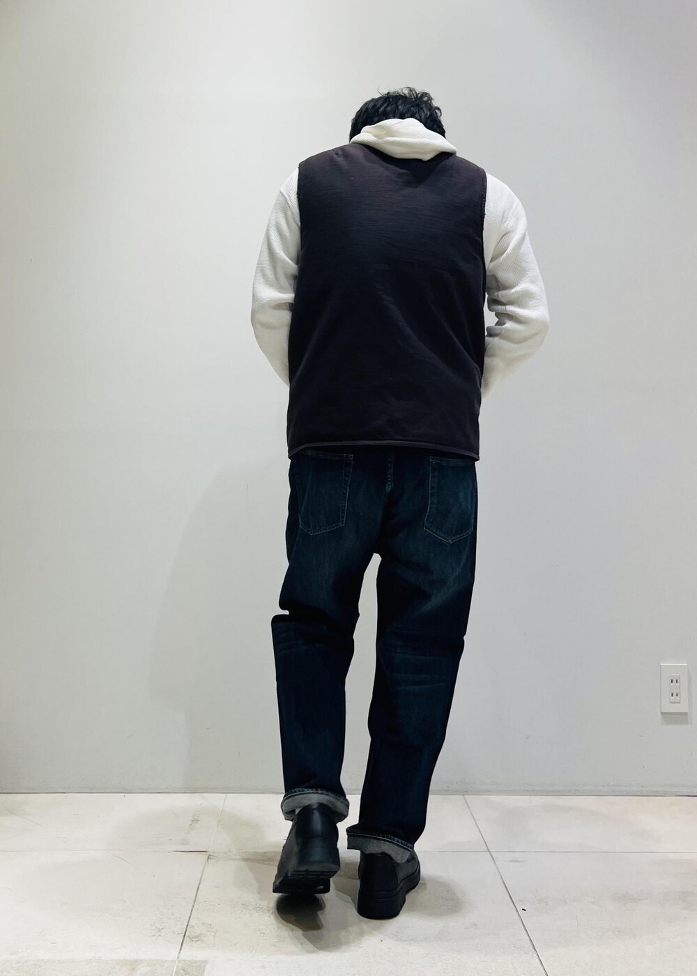 「ADAM ET ROPÉ、HOMME、UNISEX、骨格ストレート、イエベ、カジュアル、大人カジュアル、ミリタリー、春コーデ、秋コーデ、春ファッション、秋ファッション、パーカー、ベスト、デニムパンツ」｜「ADAM ET ROPE'の【CESSE】スクラップレザーボリュームソールローファー/リサイクルレザー/ユニセックス（ローファー、ブラック系）」を使った、Yuuki Mizさん（メンズ・165cm）の冬コーディネートの4枚目の写真